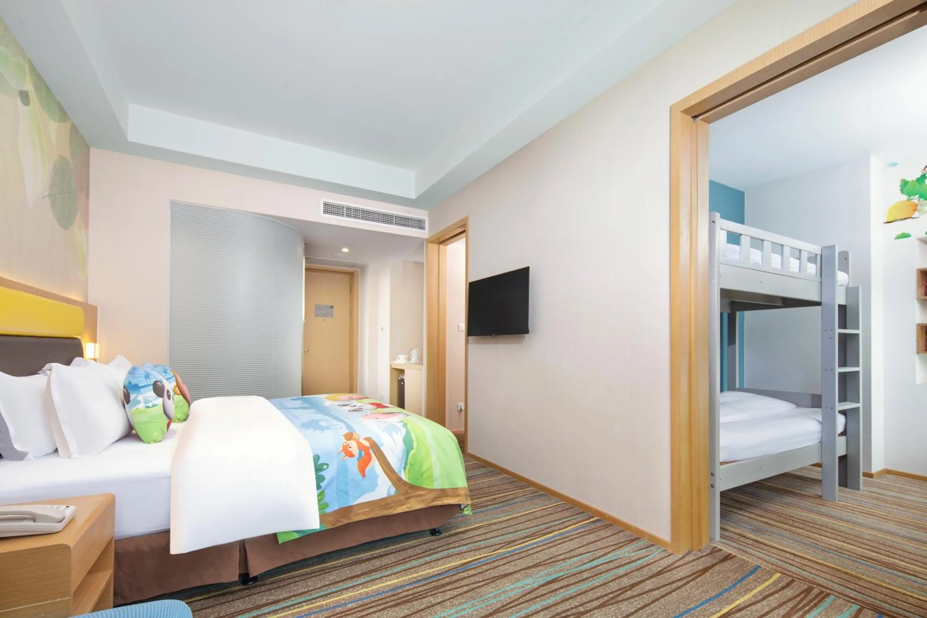 King Suite in Holiday Inn Express Emei Mountain, an IHG Hotel