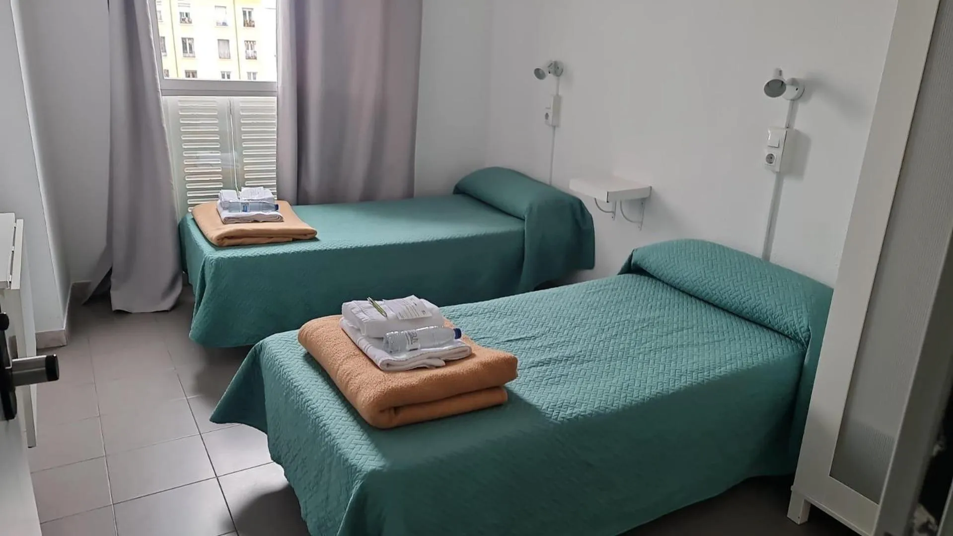 Twin Room with Bathroom in Motion Chueca Hostel