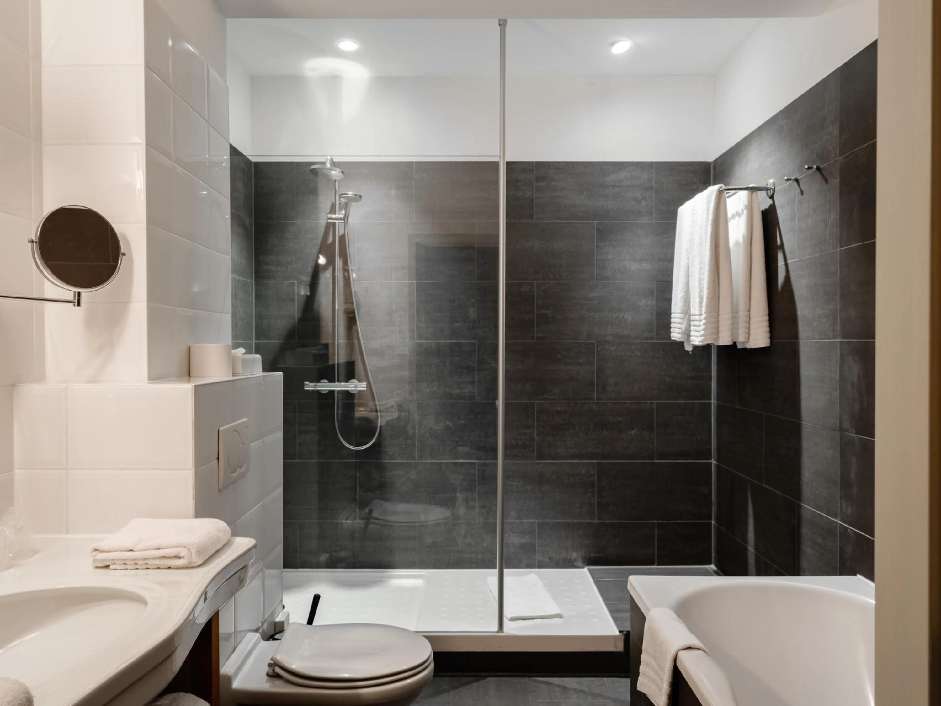 Deluxe King Suite in Ghent River Hotel