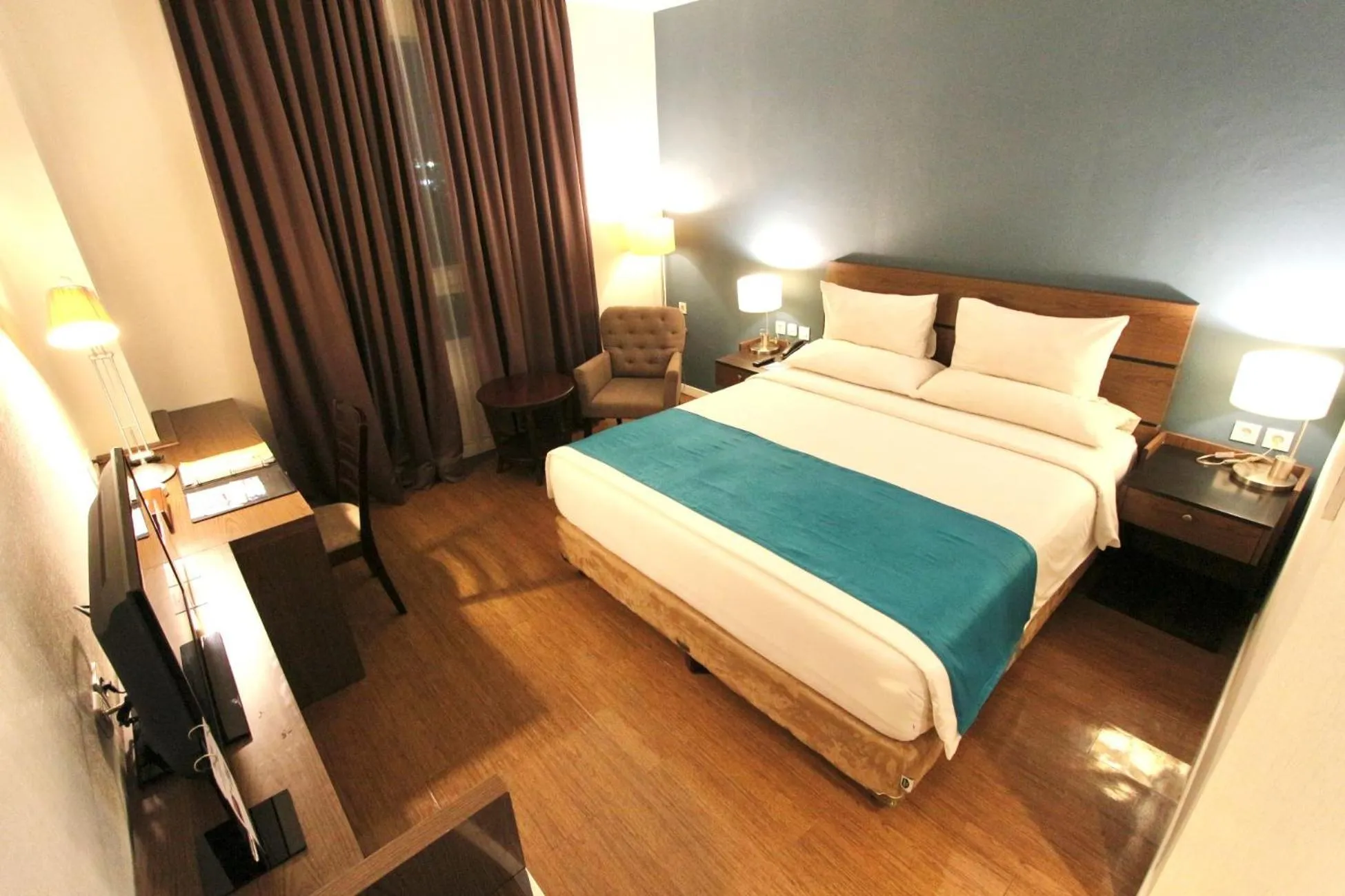 Deluxe King Room in Forbis Hotel