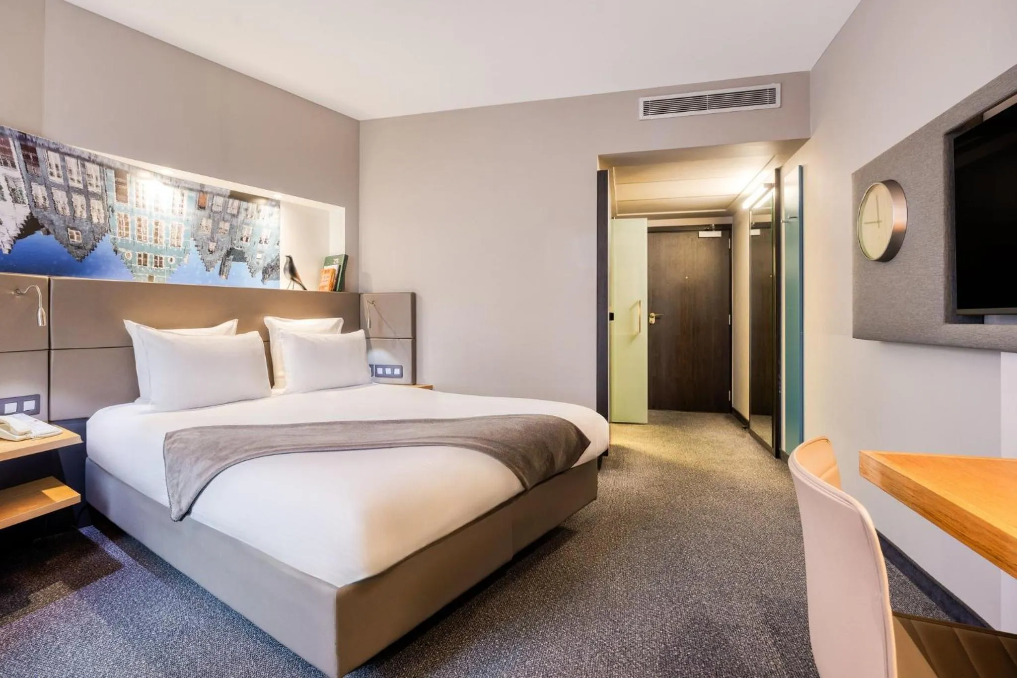 Standard Queen Room with City View in Crowne Plaza Hotel Brugge by IHG