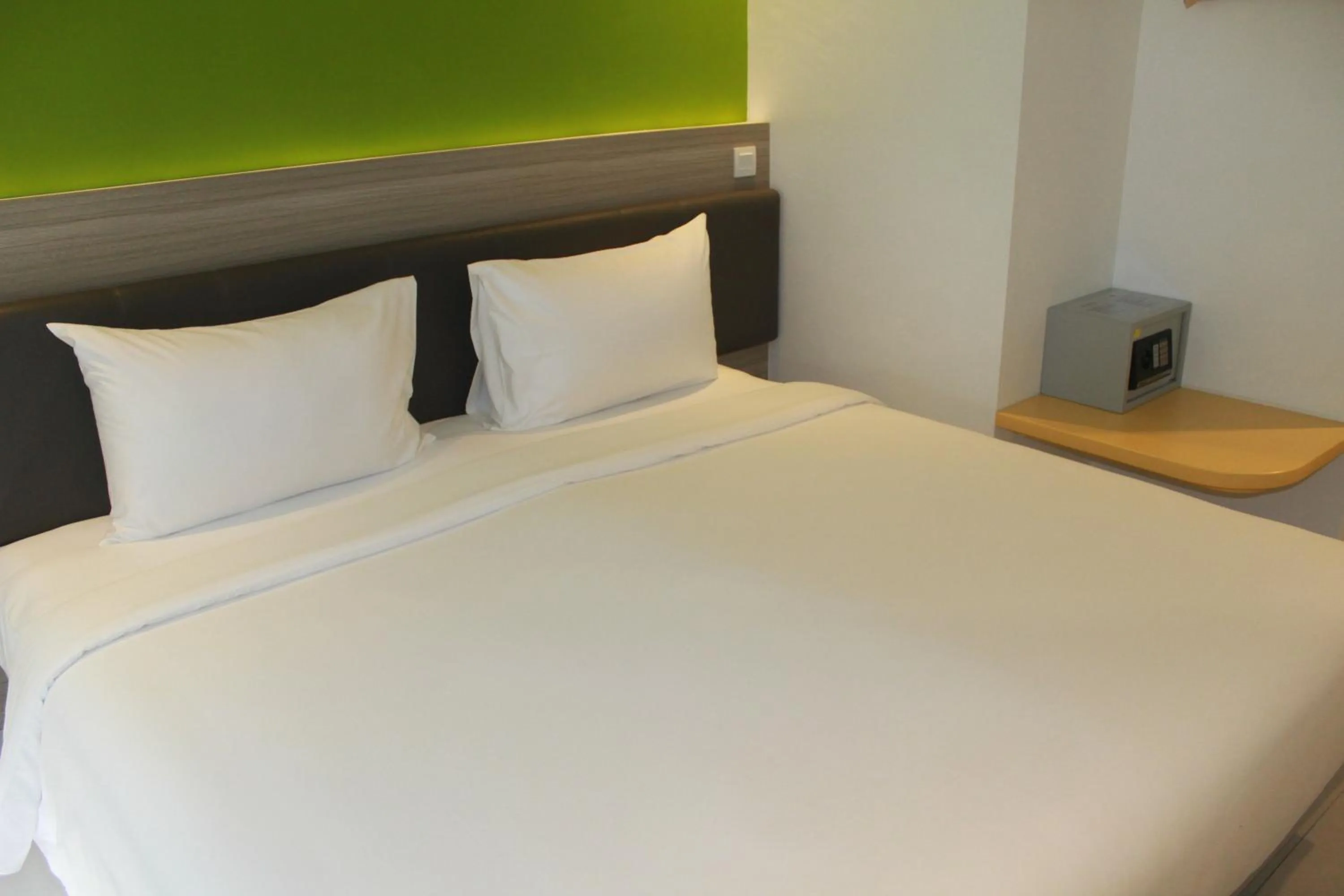 Smart Hollywood Room in Amaris Hotel Margorejo Surabaya