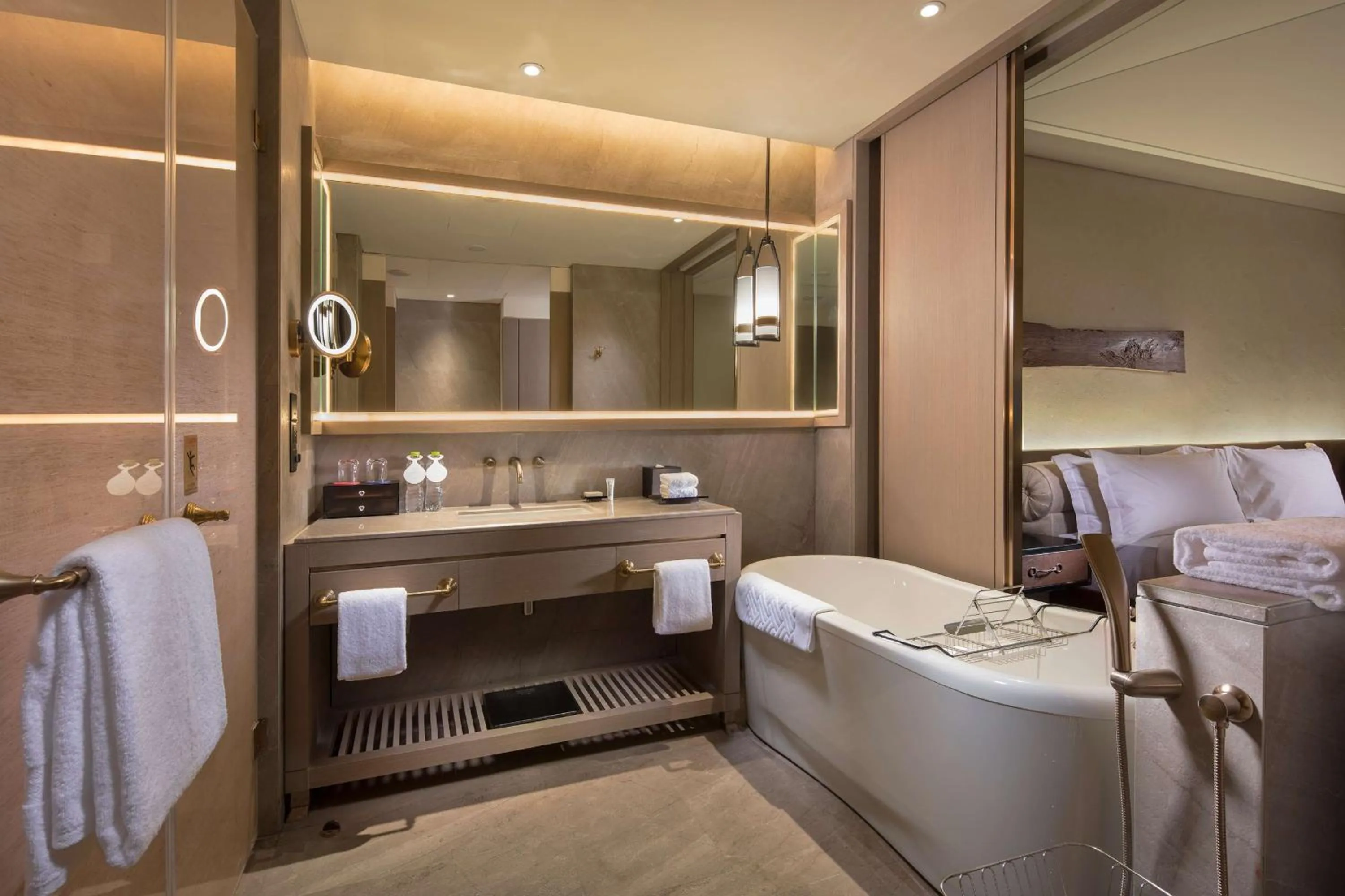 Deluxe King Room with Lake View in Hilton Jiuzhaigou Resort