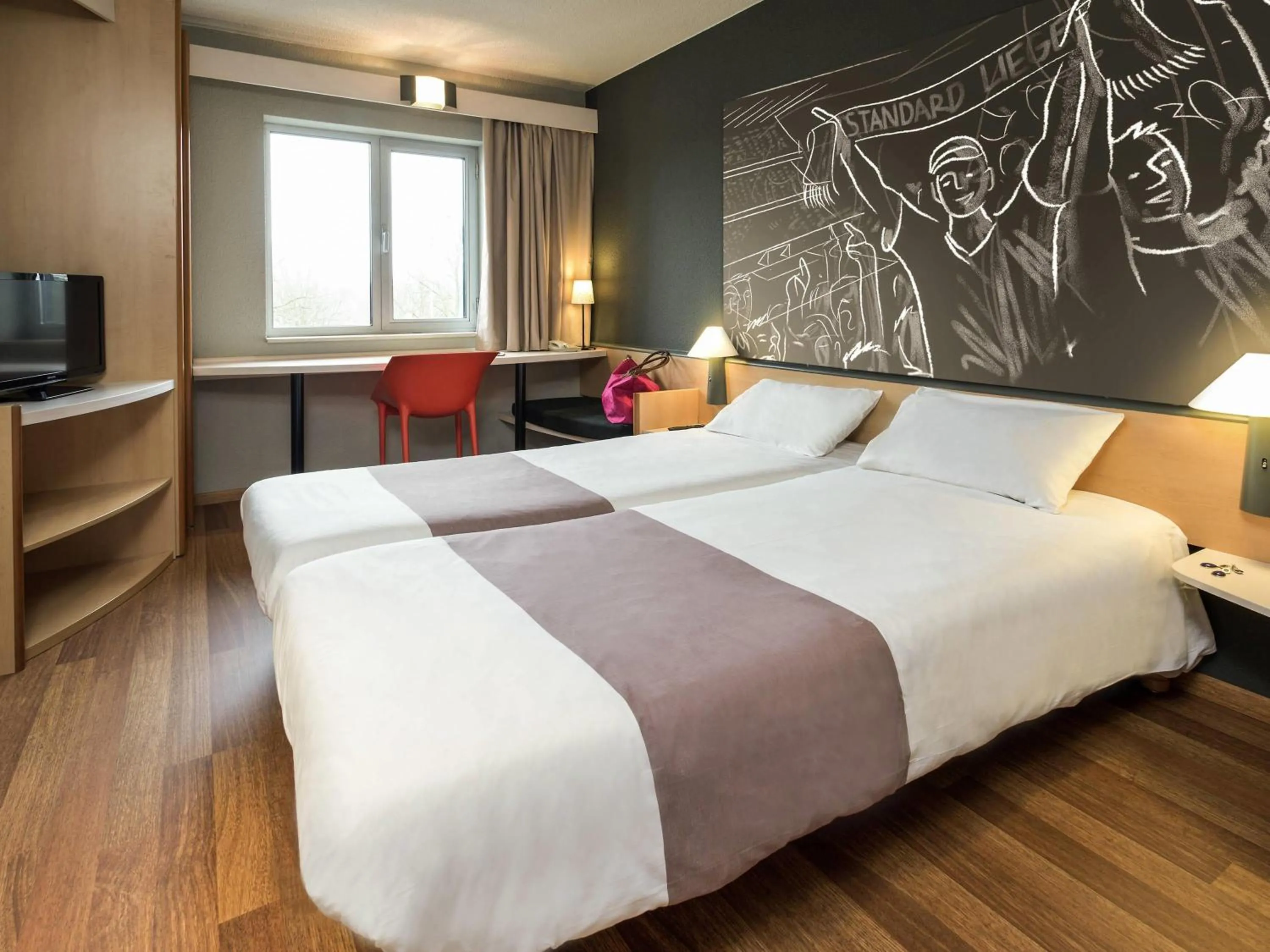 Room with One Double Bed and one Single Bed in ibis Liège Seraing
