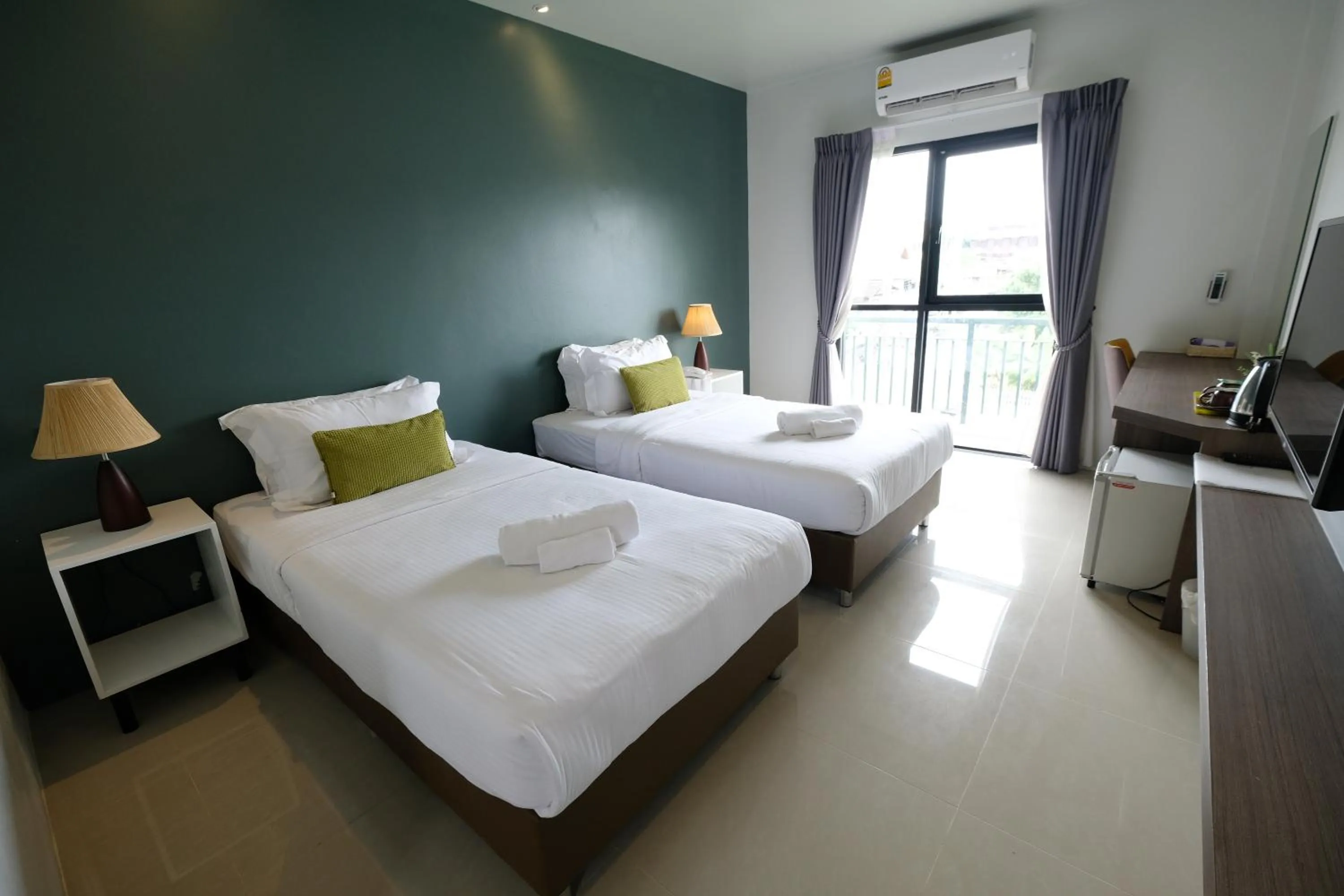 Deluxe Twin Room in H Hotel Phrasing