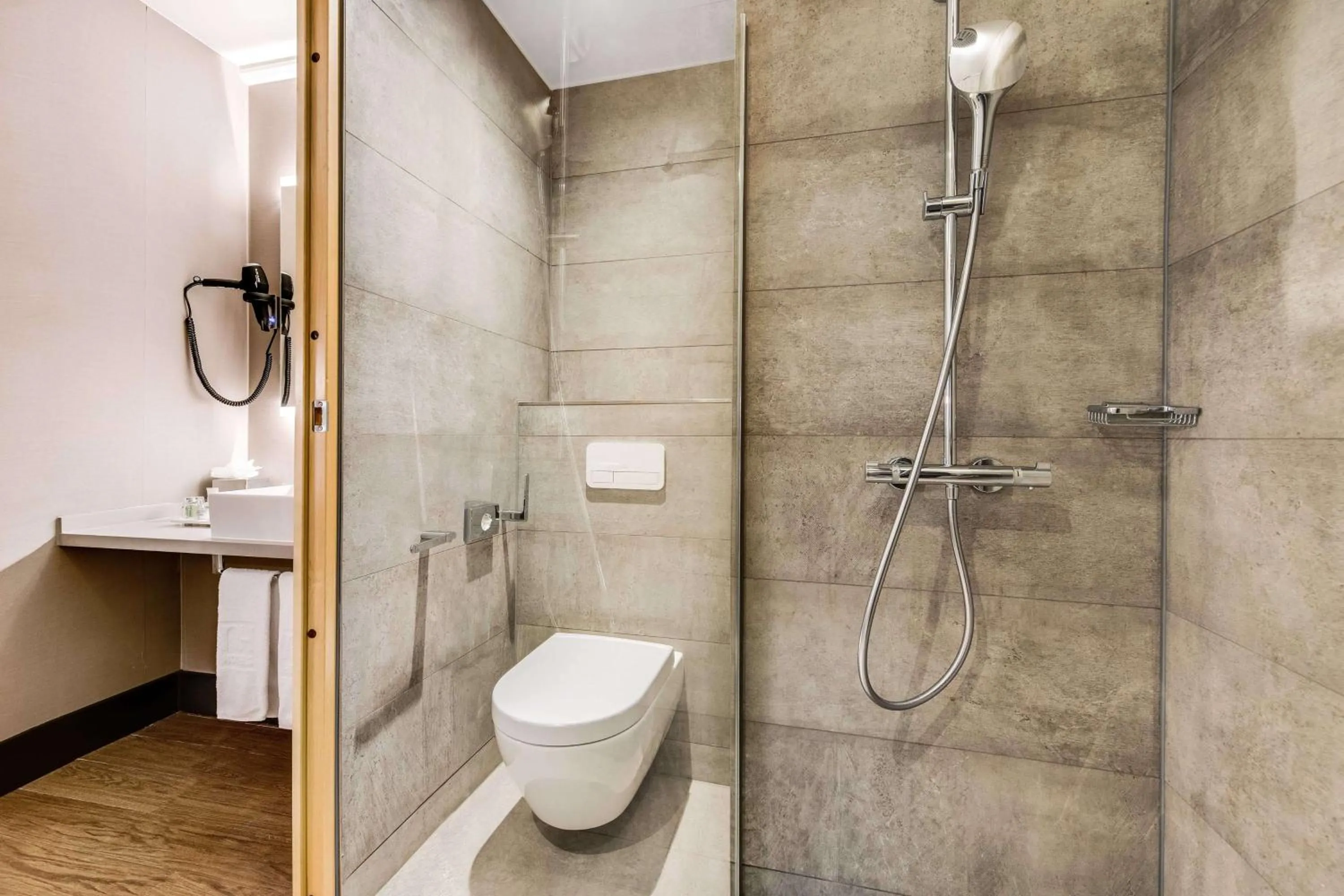 Junior Suite with Extra Bed (2 Adults 1 + 1 Child) in NH Brussels Airport