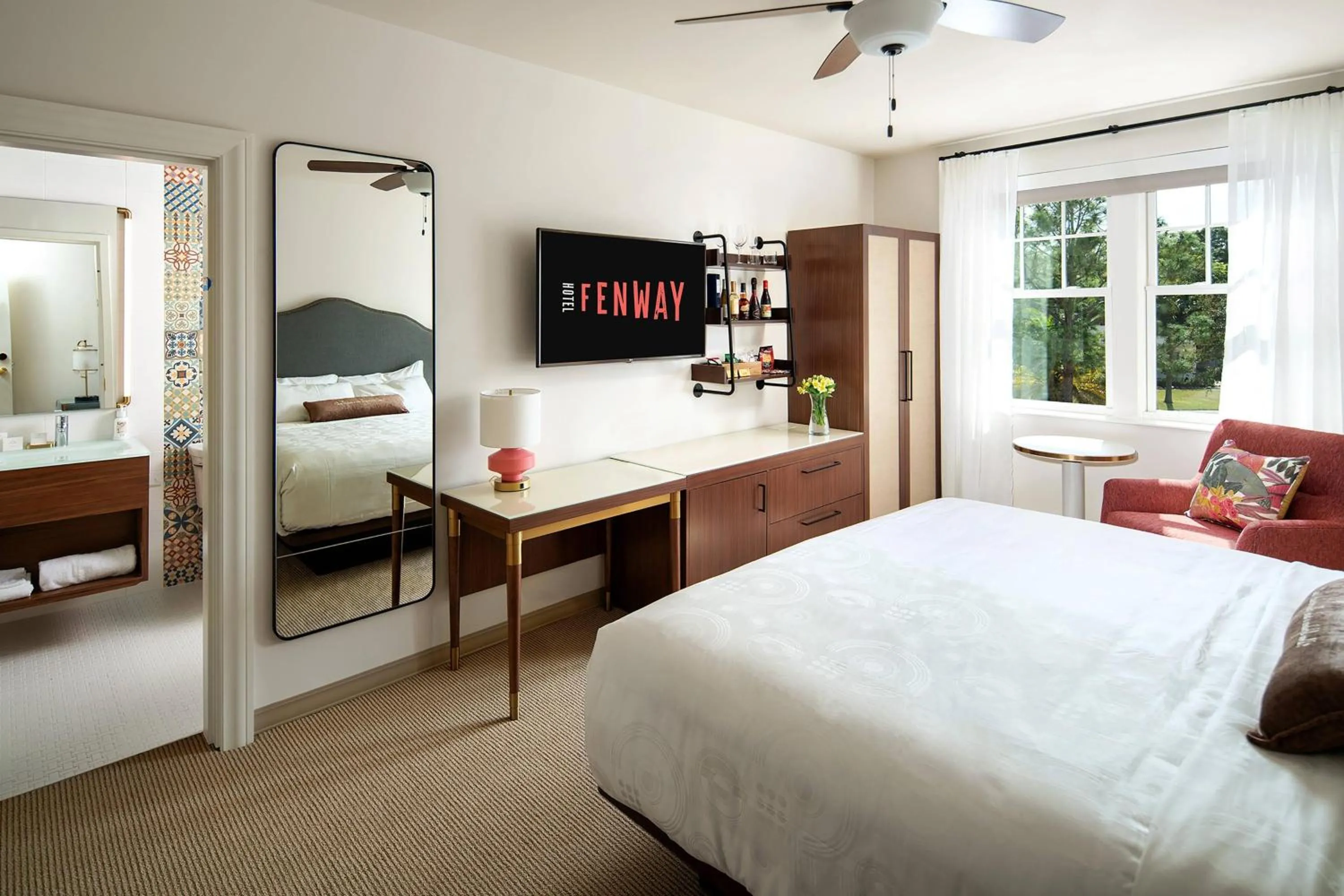 King Room with Roll-In Shower - Mobility and Hearing Accessible in Fenway Hotel, Autograph Collection