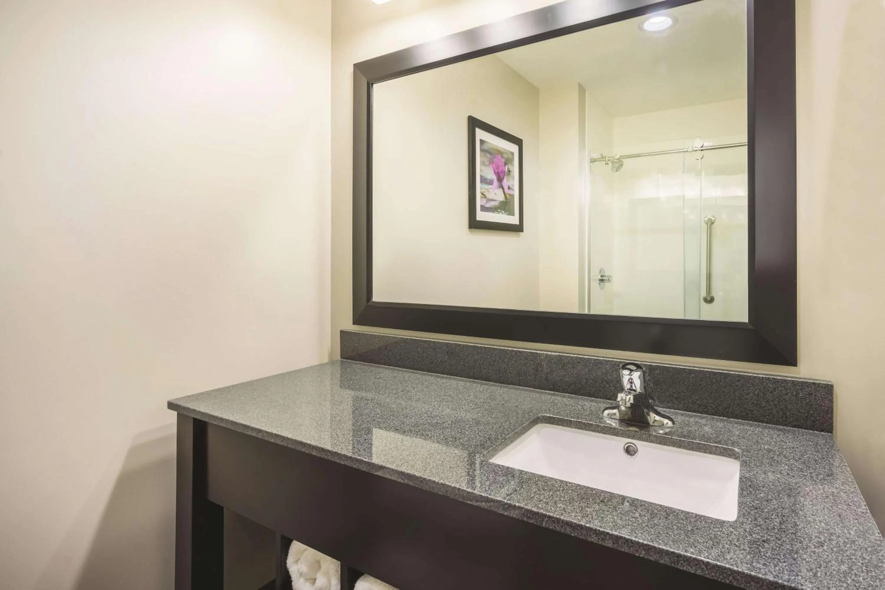 King Room in La Quinta Inn & Suites by Wyndham Clifton Park Saratoga Area 1749 Route 9