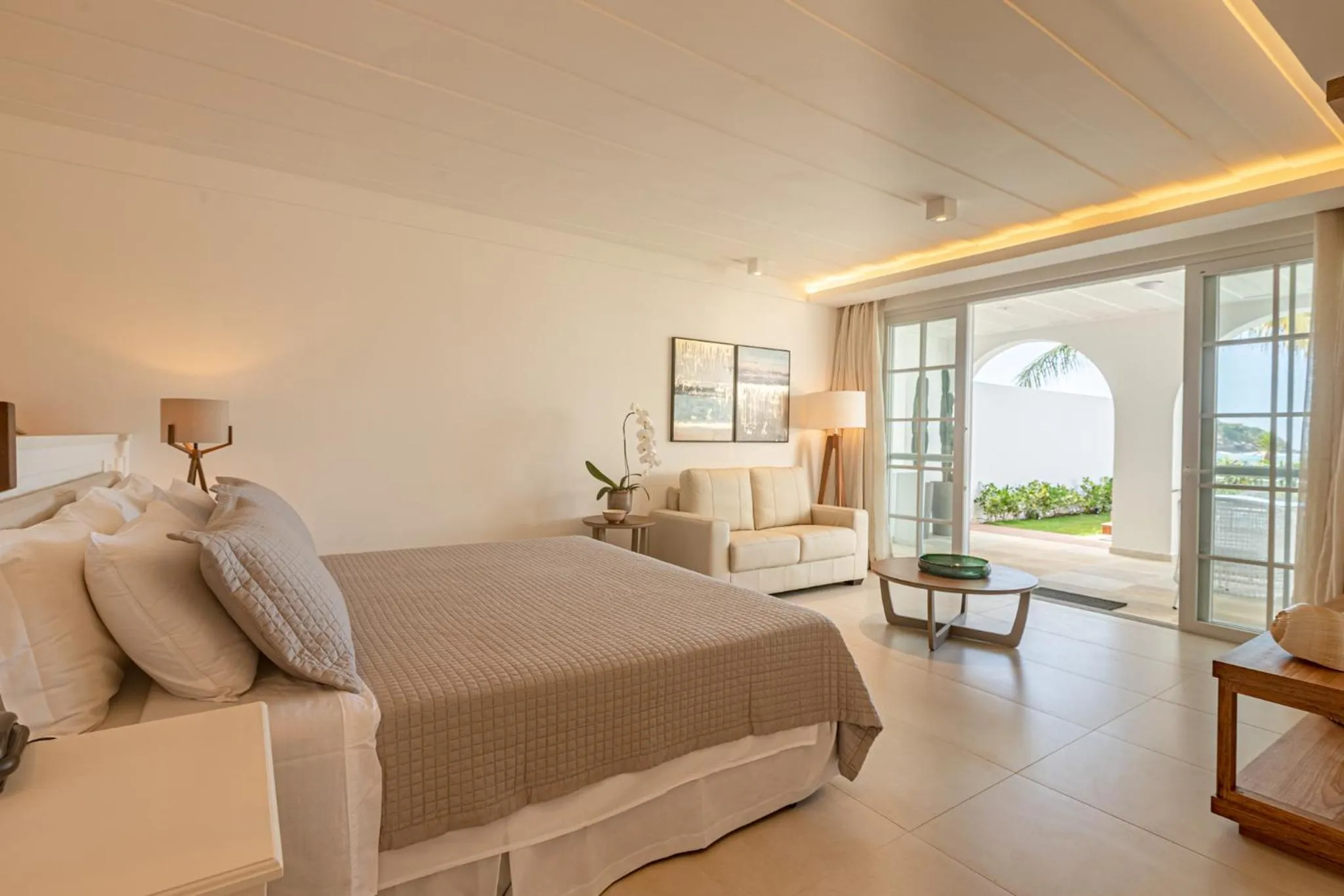 Suite with Private Pool in Villa Raphael