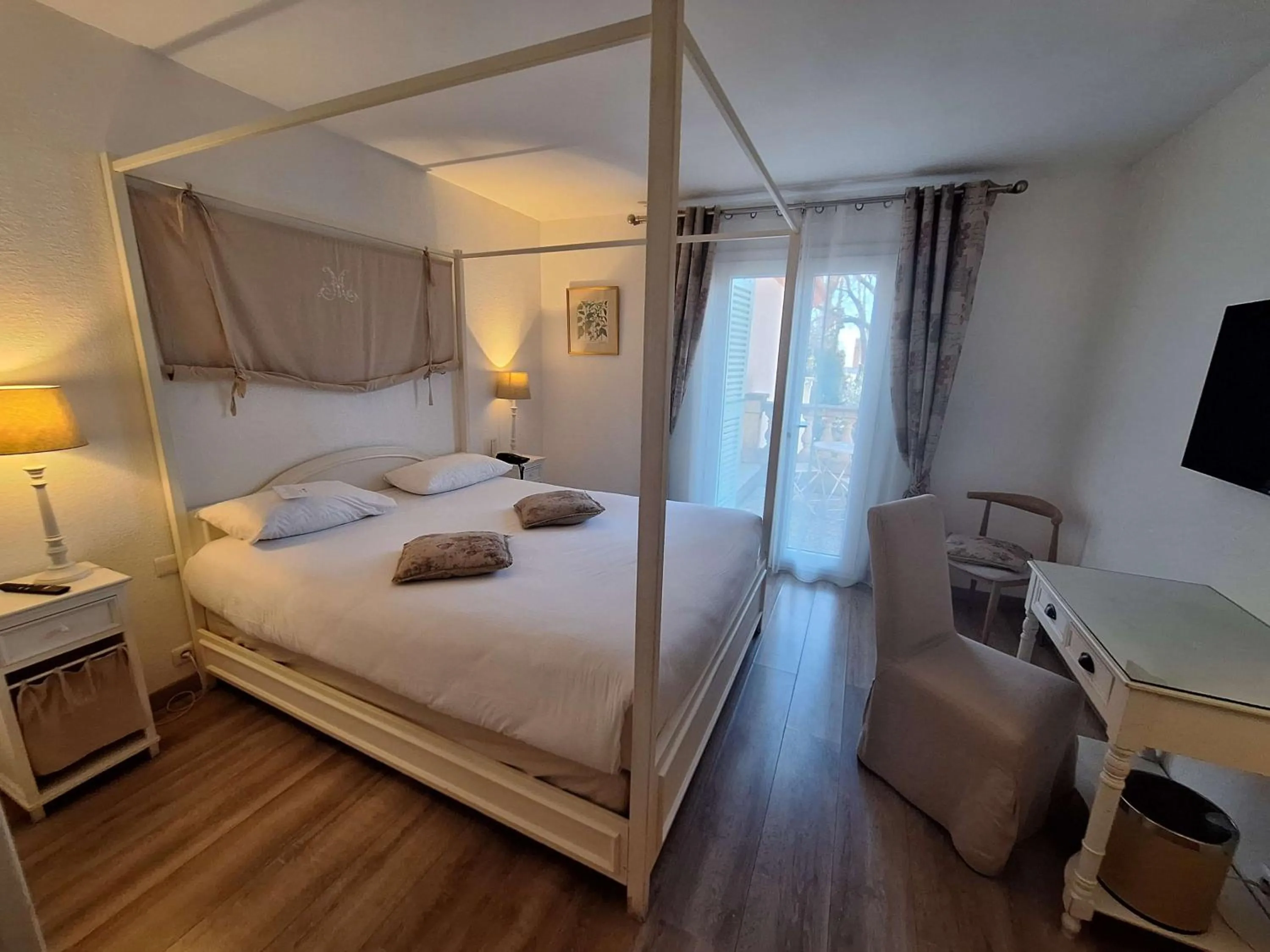 Superior Queen Room with Pool View in Best Western L'Orangerie