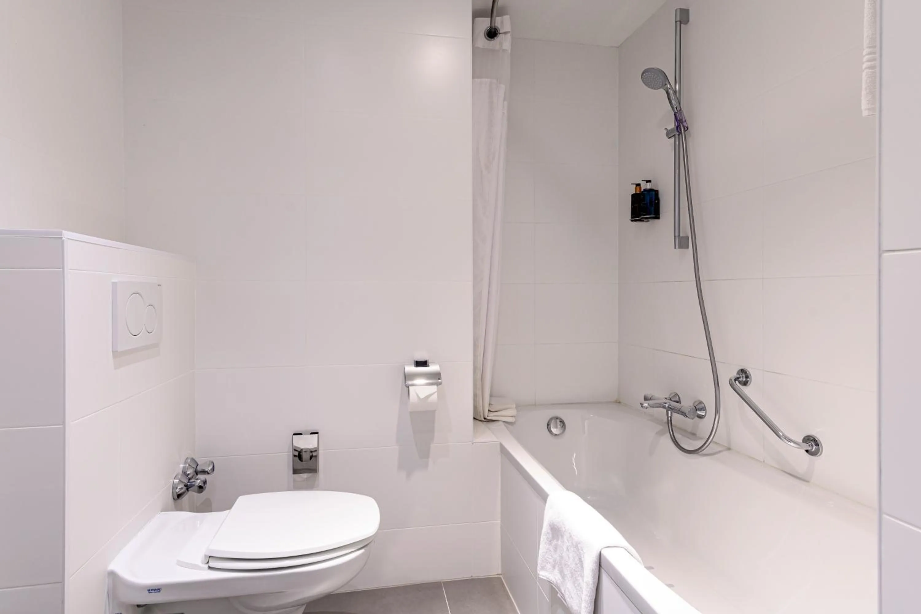 Standard King Room with Balcony and Bath in Holiday Inn Brussels Schuman by IHG