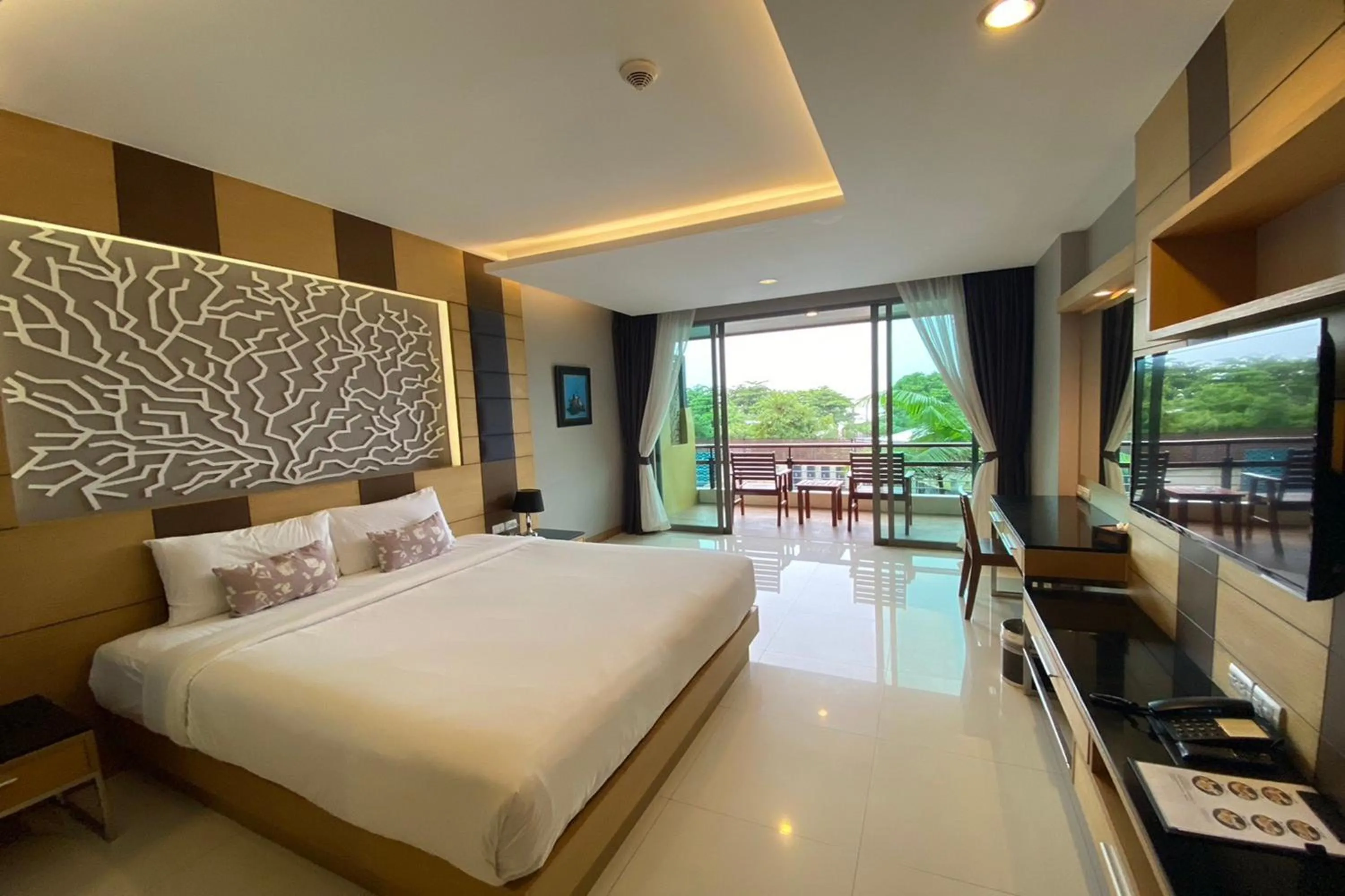 Deluxe Double Room in Aqua Resort Phuket - Near Beach and Chalong Pier