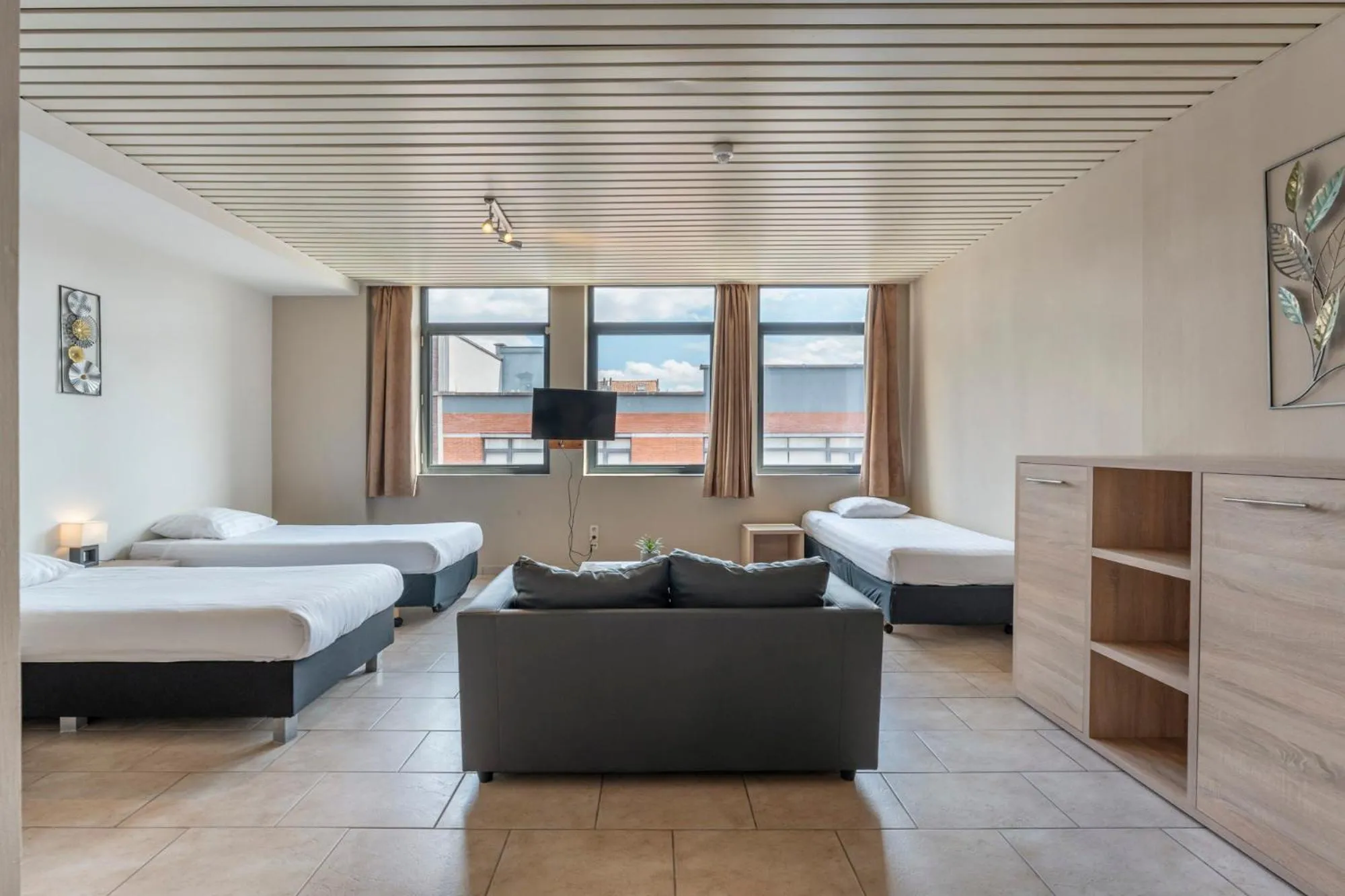 Large Studio Triple in Condo Gardens Brussels