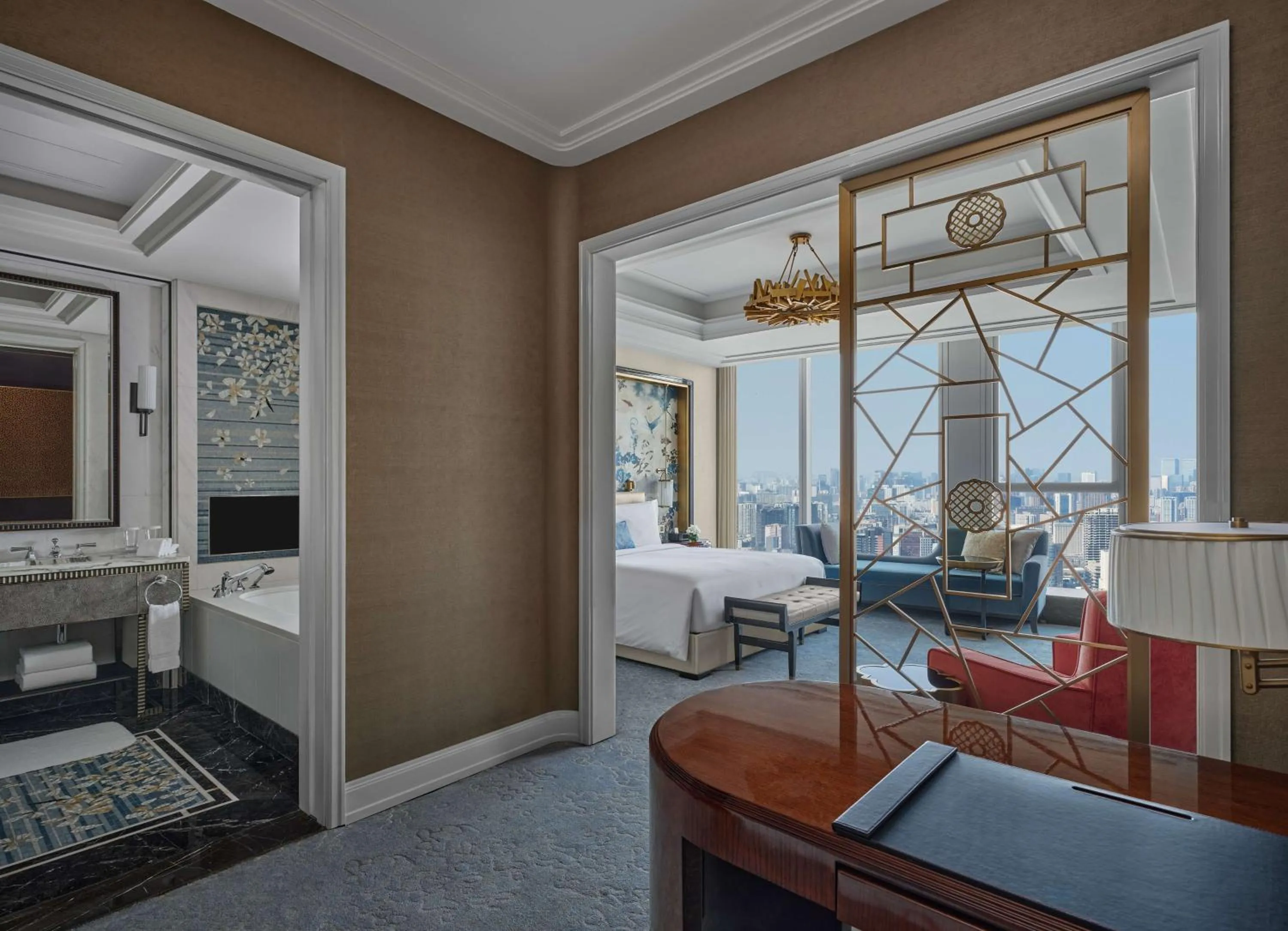 Deluxe King Room with View in Waldorf Astoria Chengdu