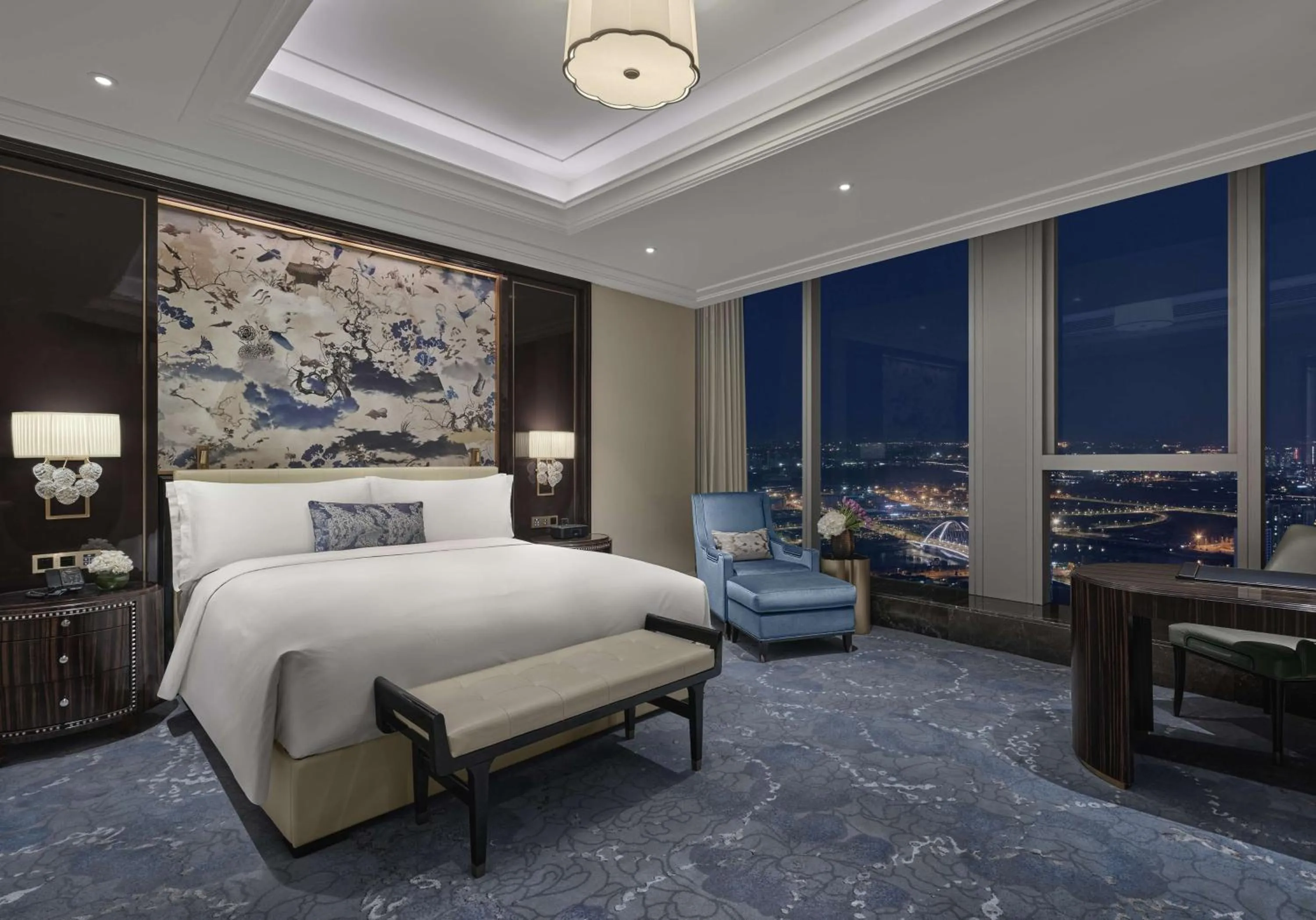 King Room with Lake View in Waldorf Astoria Chengdu