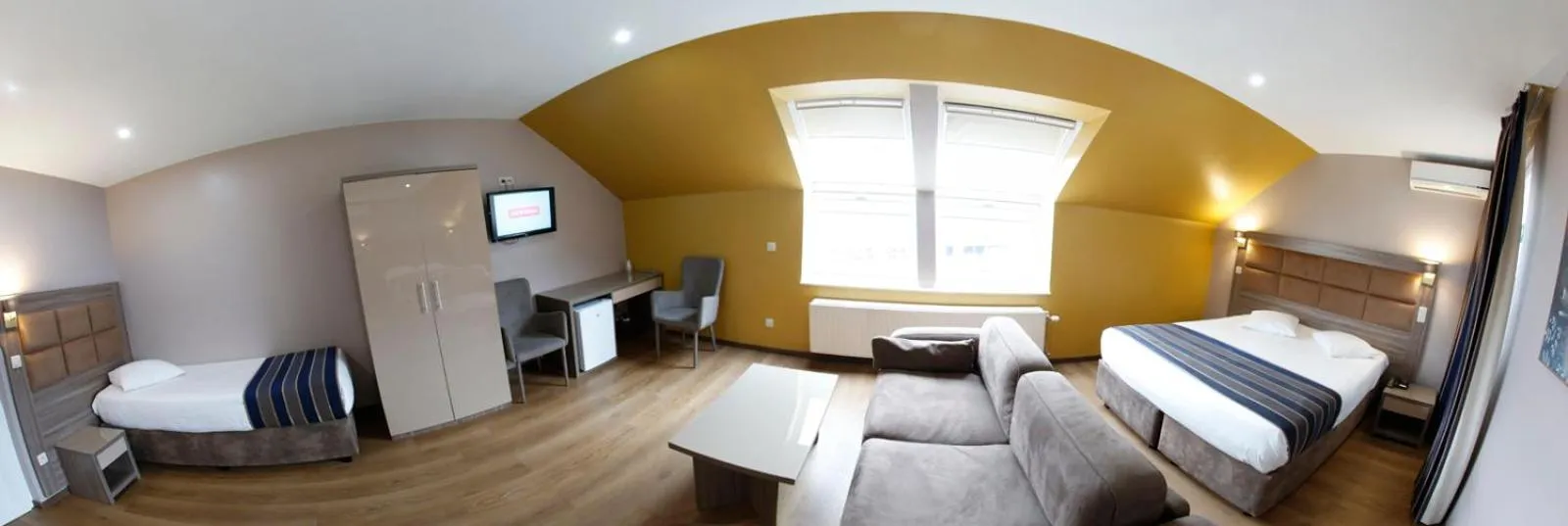 Deluxe Family Room in Hotel Midi-Zuid