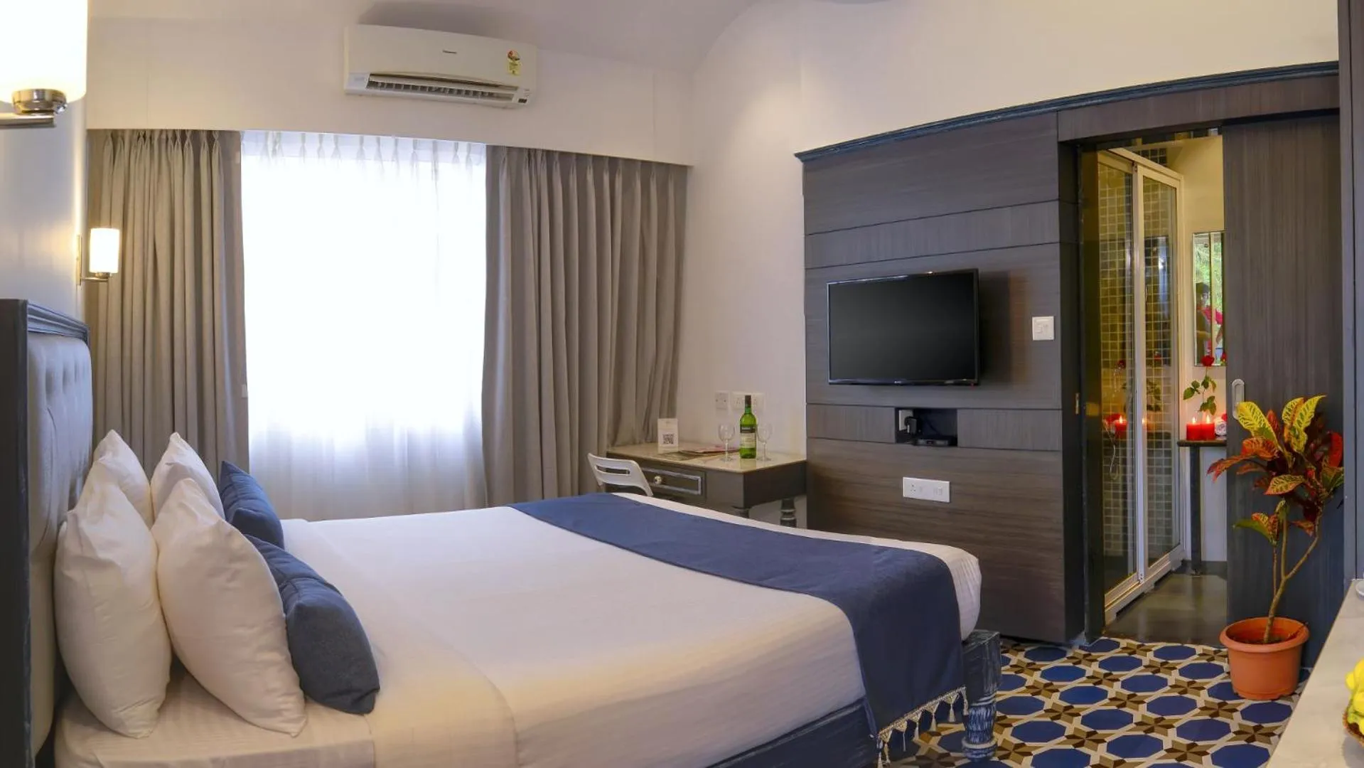 Premier Room - single occupancy in TreeHouse Nova