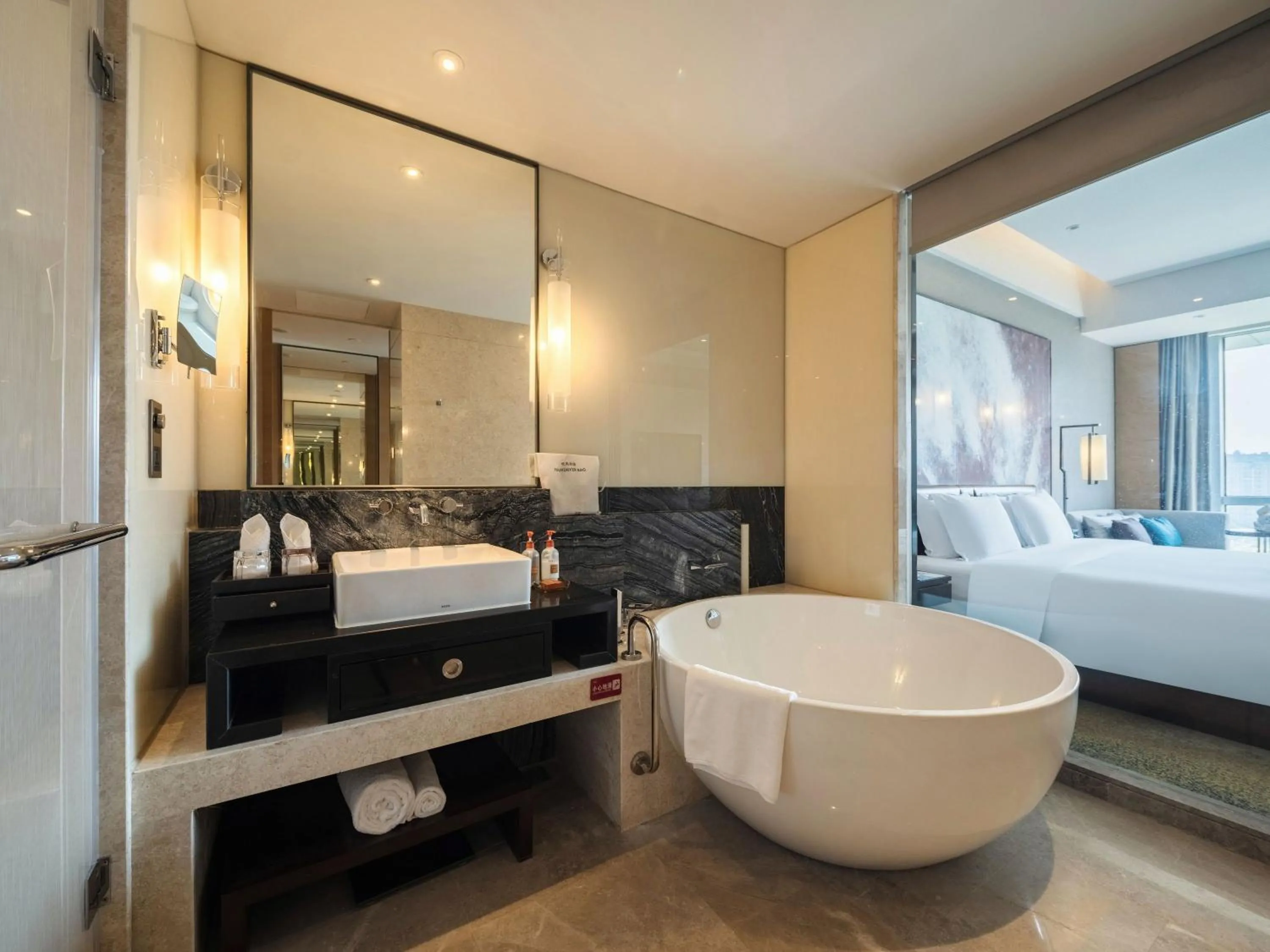 Standard King Room with Lounge Access in Crowne Plaza Chengdu Wenjiang by IHG