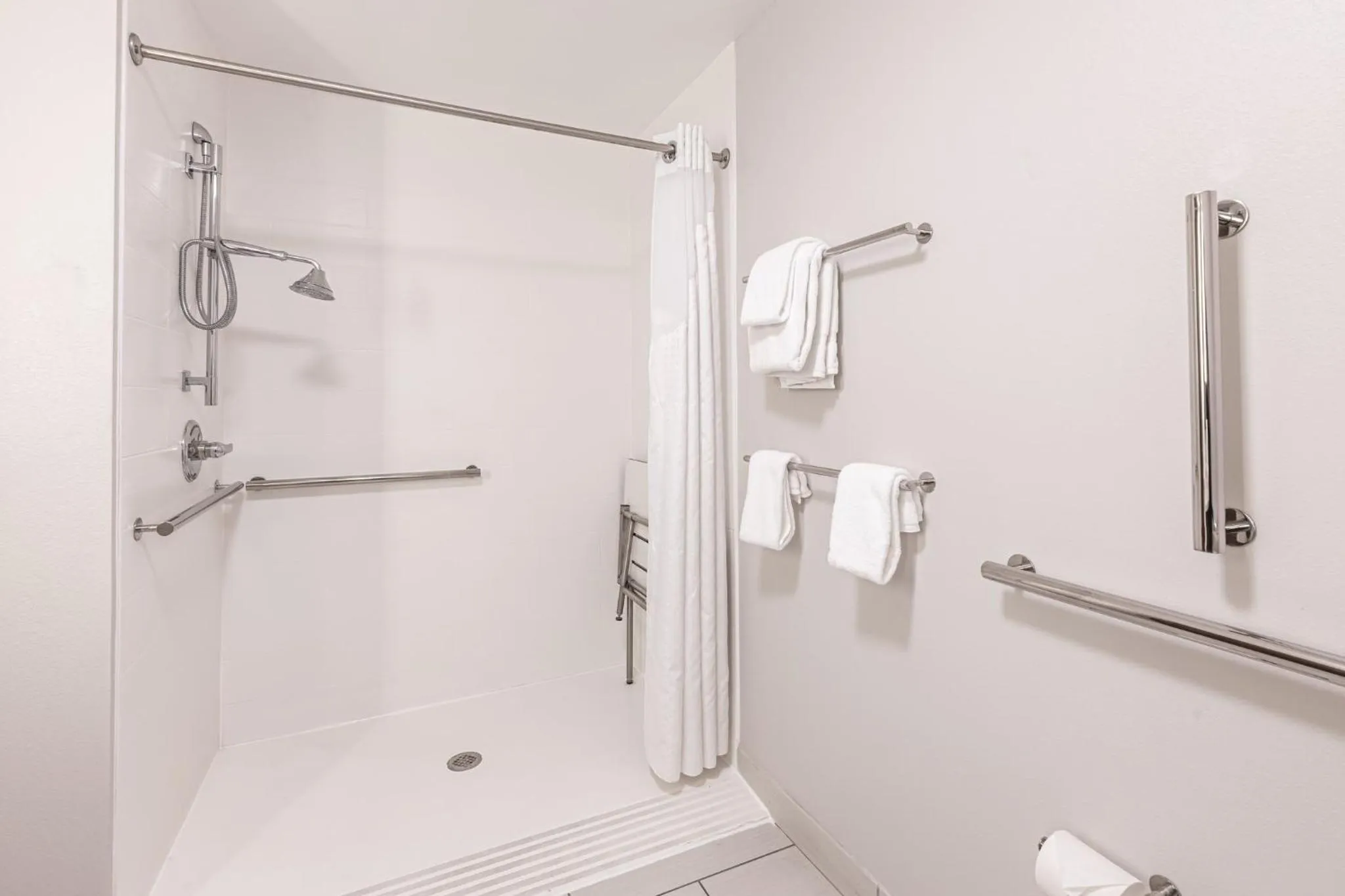 Standard King Room with Mobility Accessible Roll-In Shower in Holiday Inn Express & Suites - Rantoul by IHG