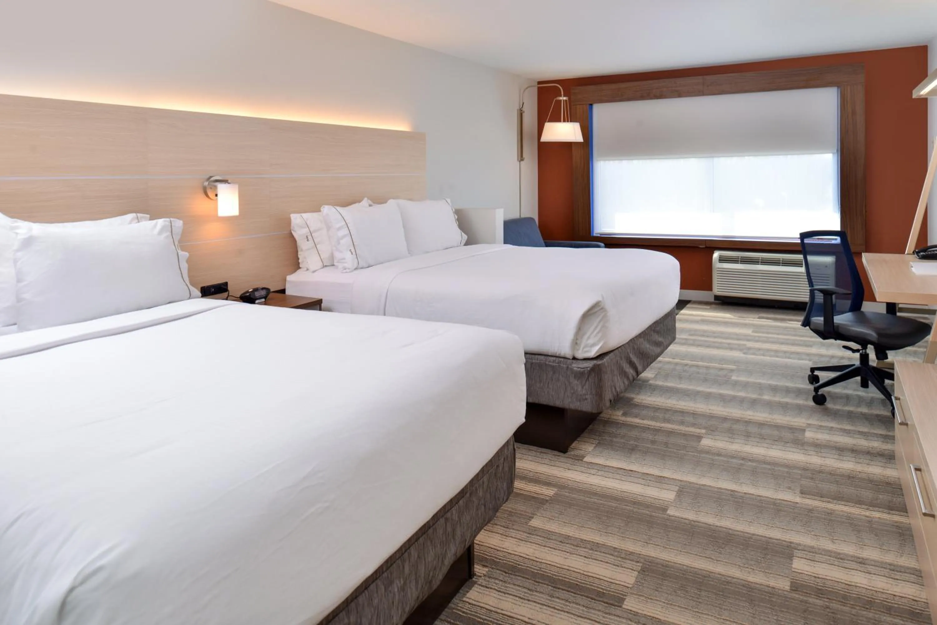 Queen Suite with Two Queen Beds in Holiday Inn Express & Suites - Southgate - Detroit Area by IHG
