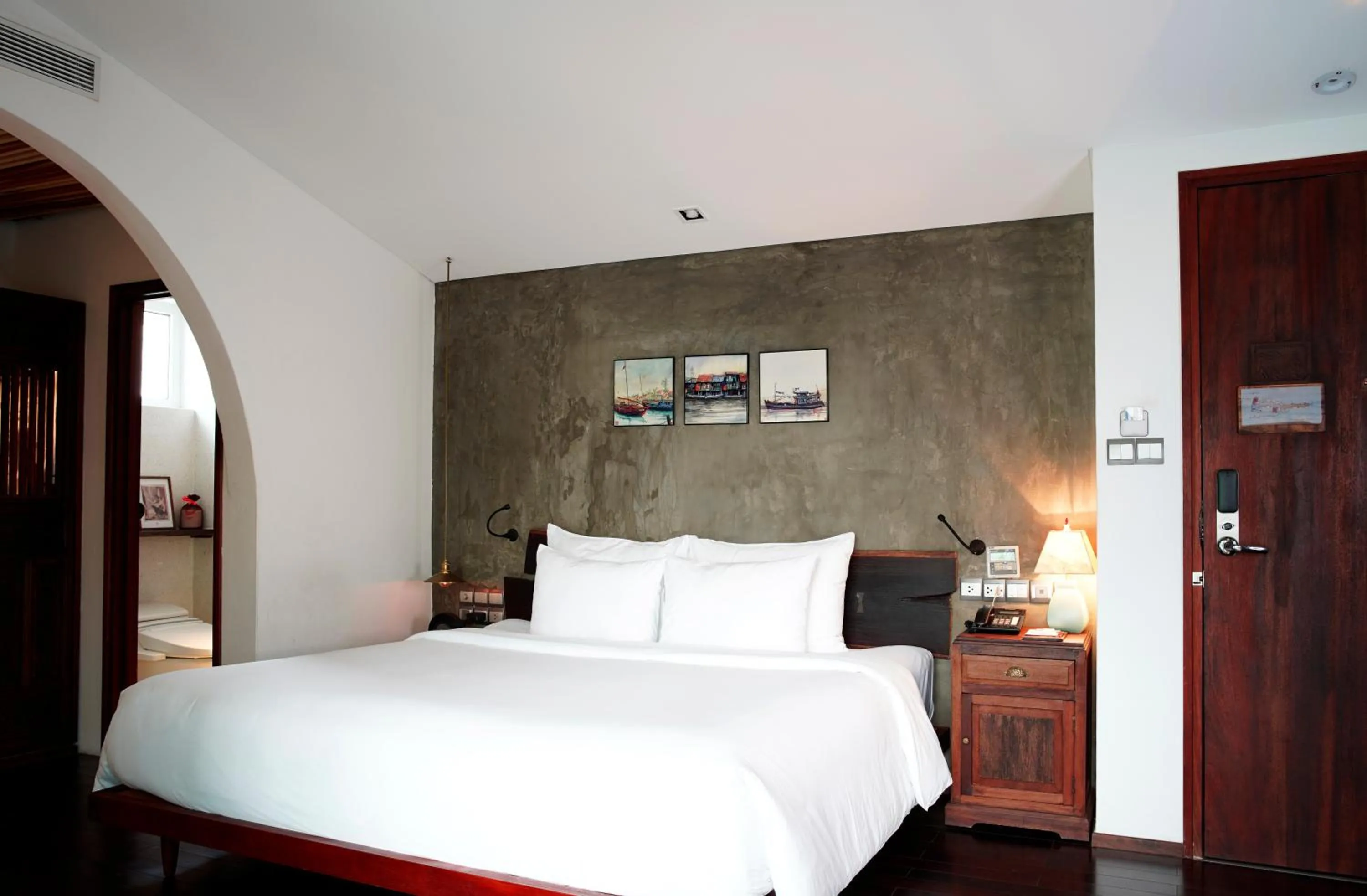 Serene Corner Balcony Double Room in The Myst Dong Khoi