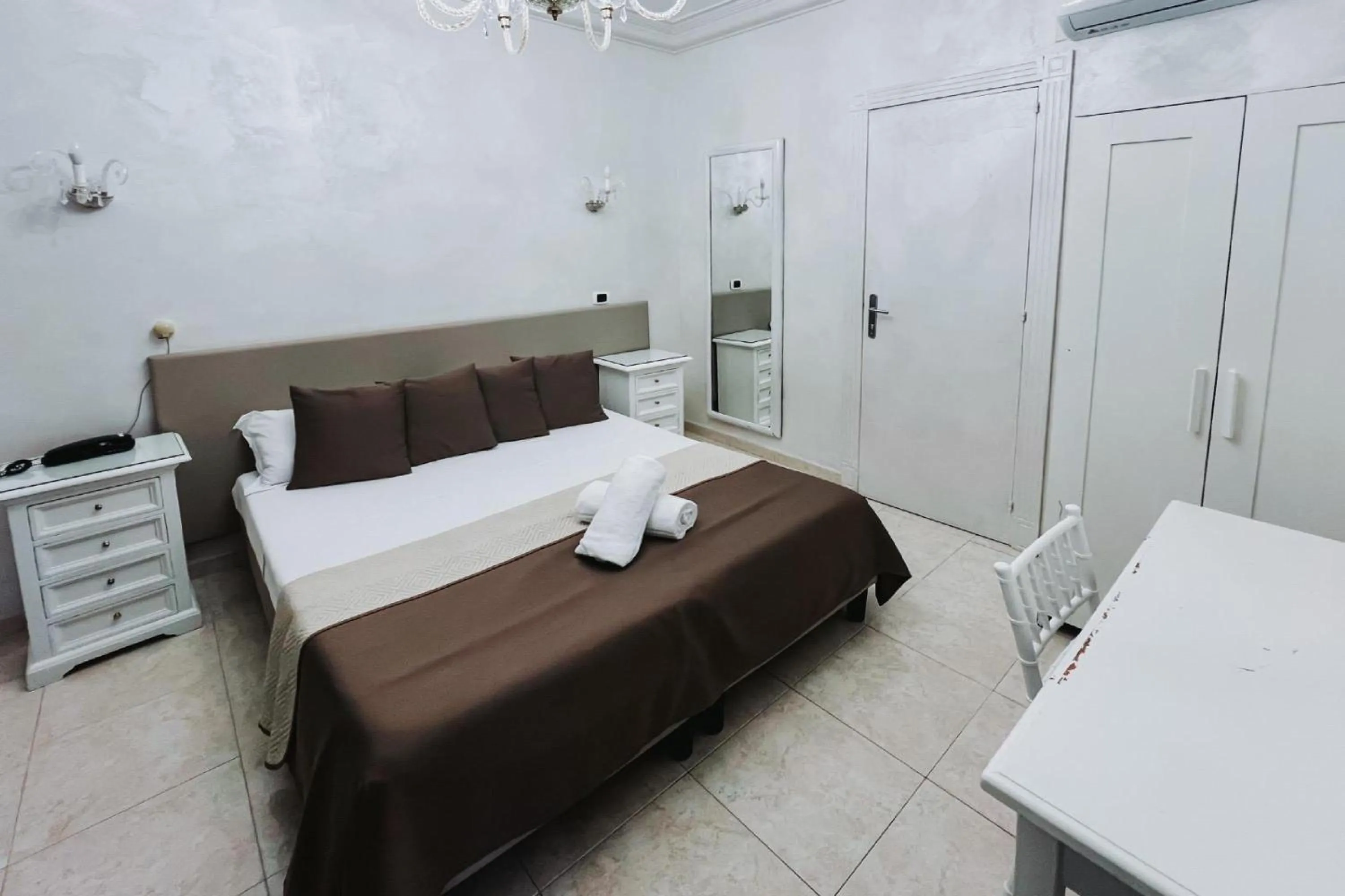 Double Room in Bee Queen Hotel