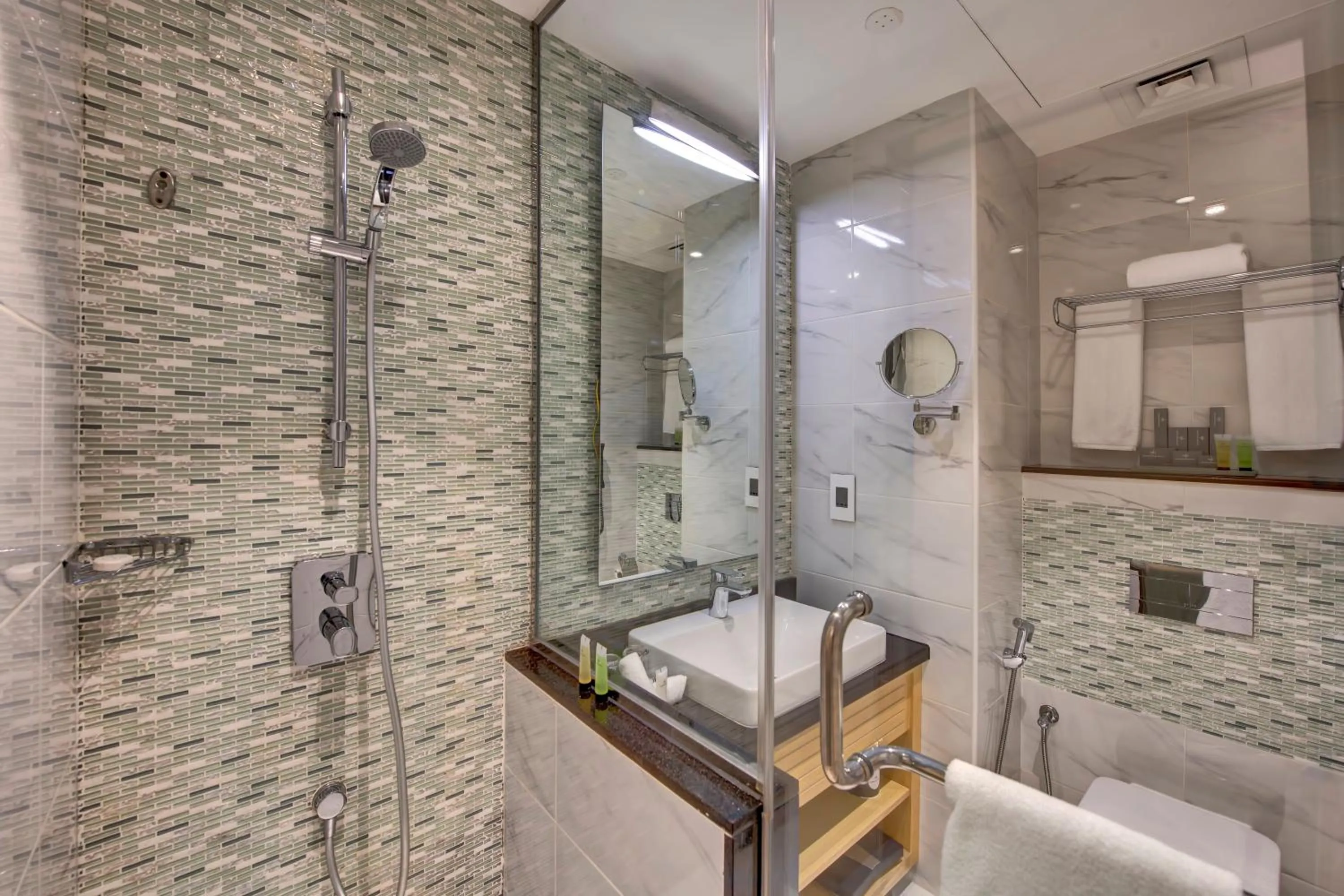 Deluxe Room - Complimentary Shuttle Bus to Beach & Mall of the Emirates in Metropolitan Hotel Dubai