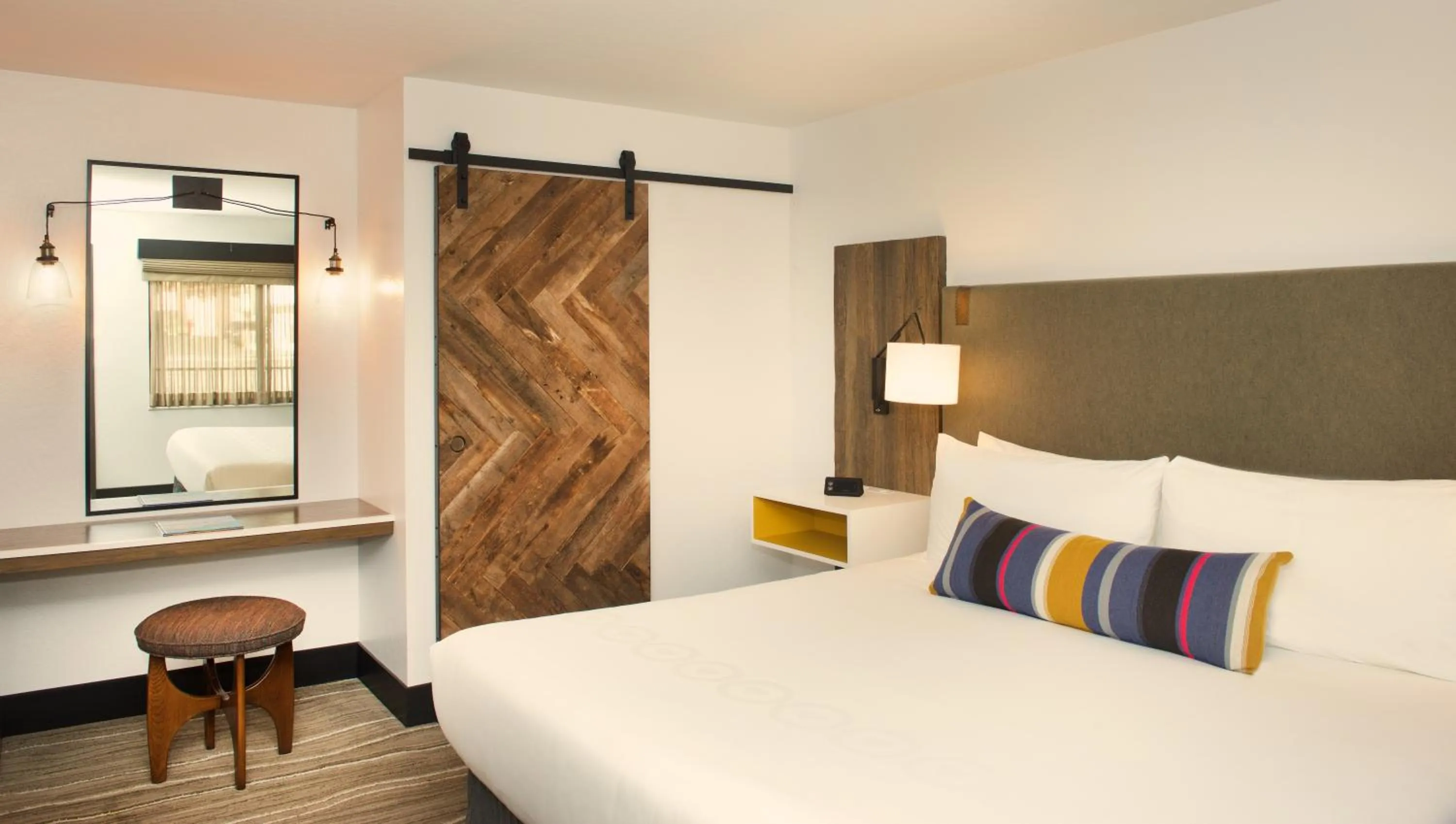 King Room with Bath Tub and View - Disability Access in Hotel Becket, BW Signature Collection