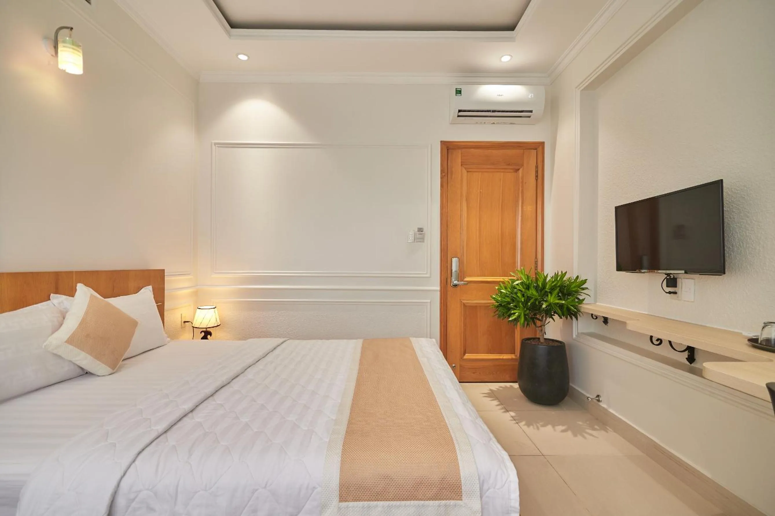 Deluxe Double Room in Bin Bin 10 - Mimosa Hotel Near Tan Son Nhat Airport