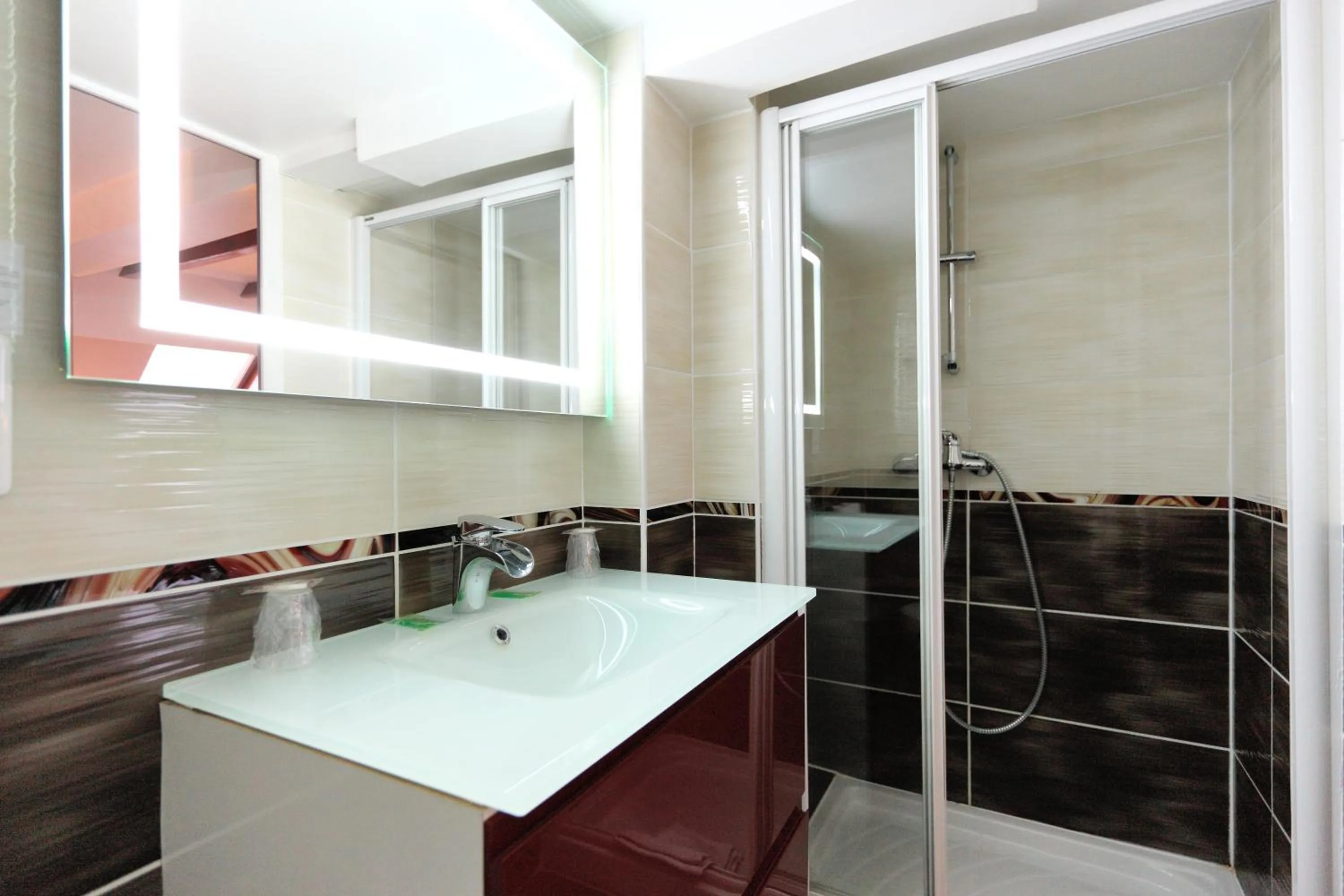 Family Room in Cit'Hotel Hôtel Beauséjour