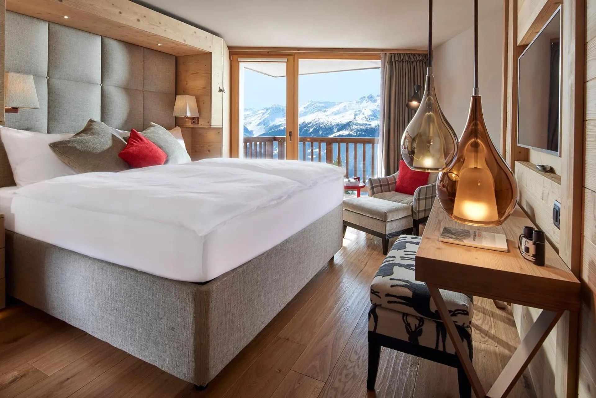 Suite with Balcony and Mountain View in Chandolin Boutique Hotel
