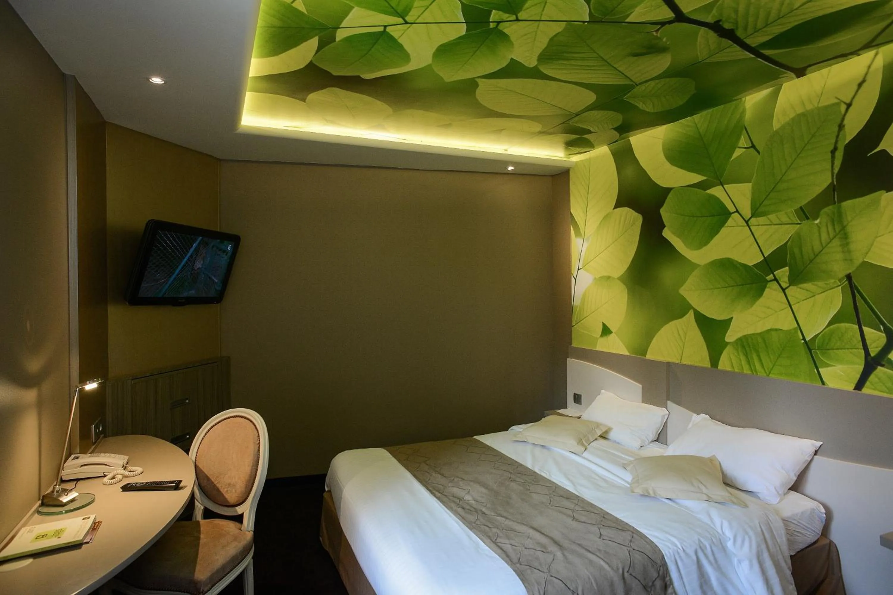 Celeste Superior Room in Logis Hôtel Restaurant Le Fruitier