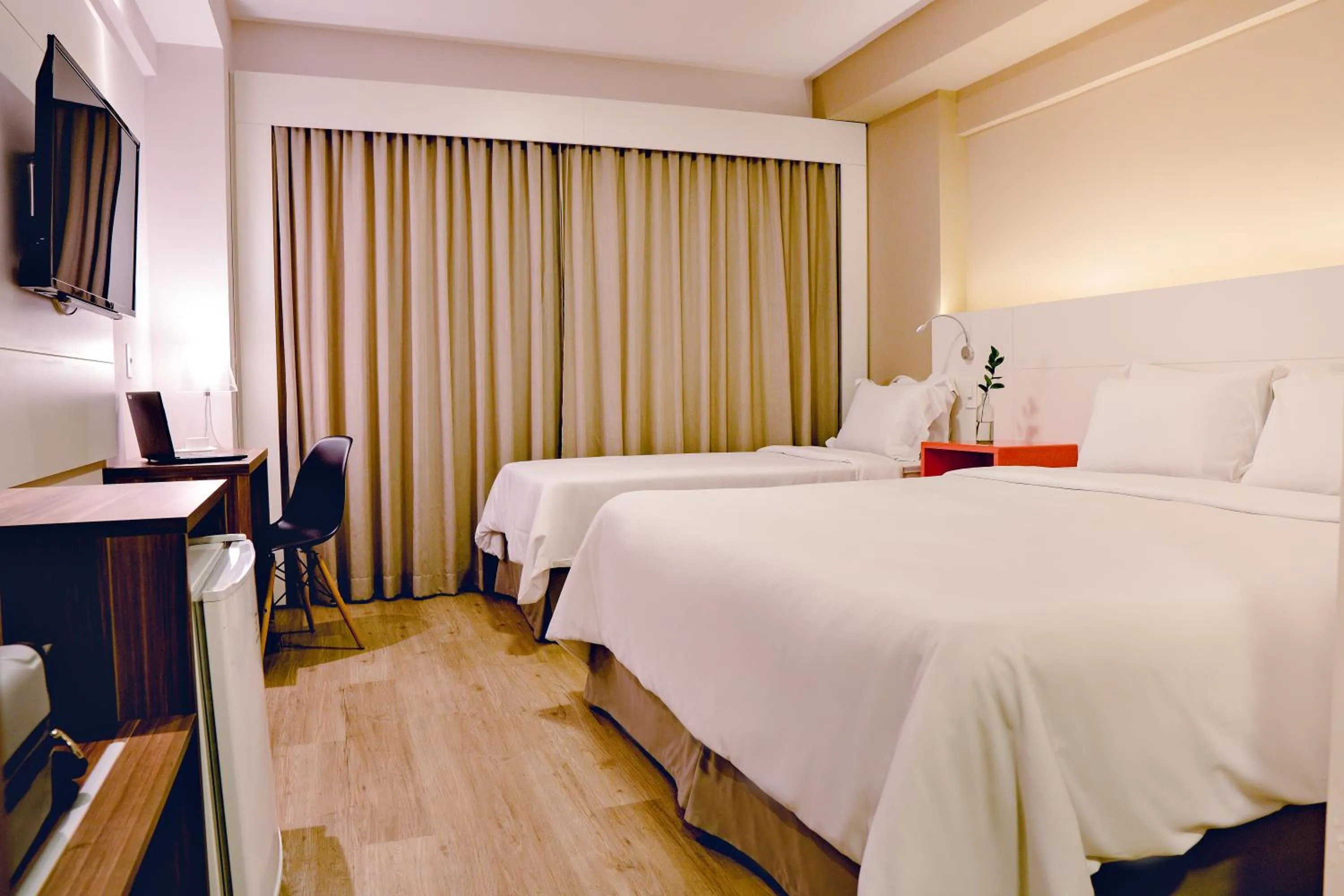 Luxury Triple - single occupancy - 1 Queen Bed and 1 Single Bed in Intercity Curitiba Centro Cívico