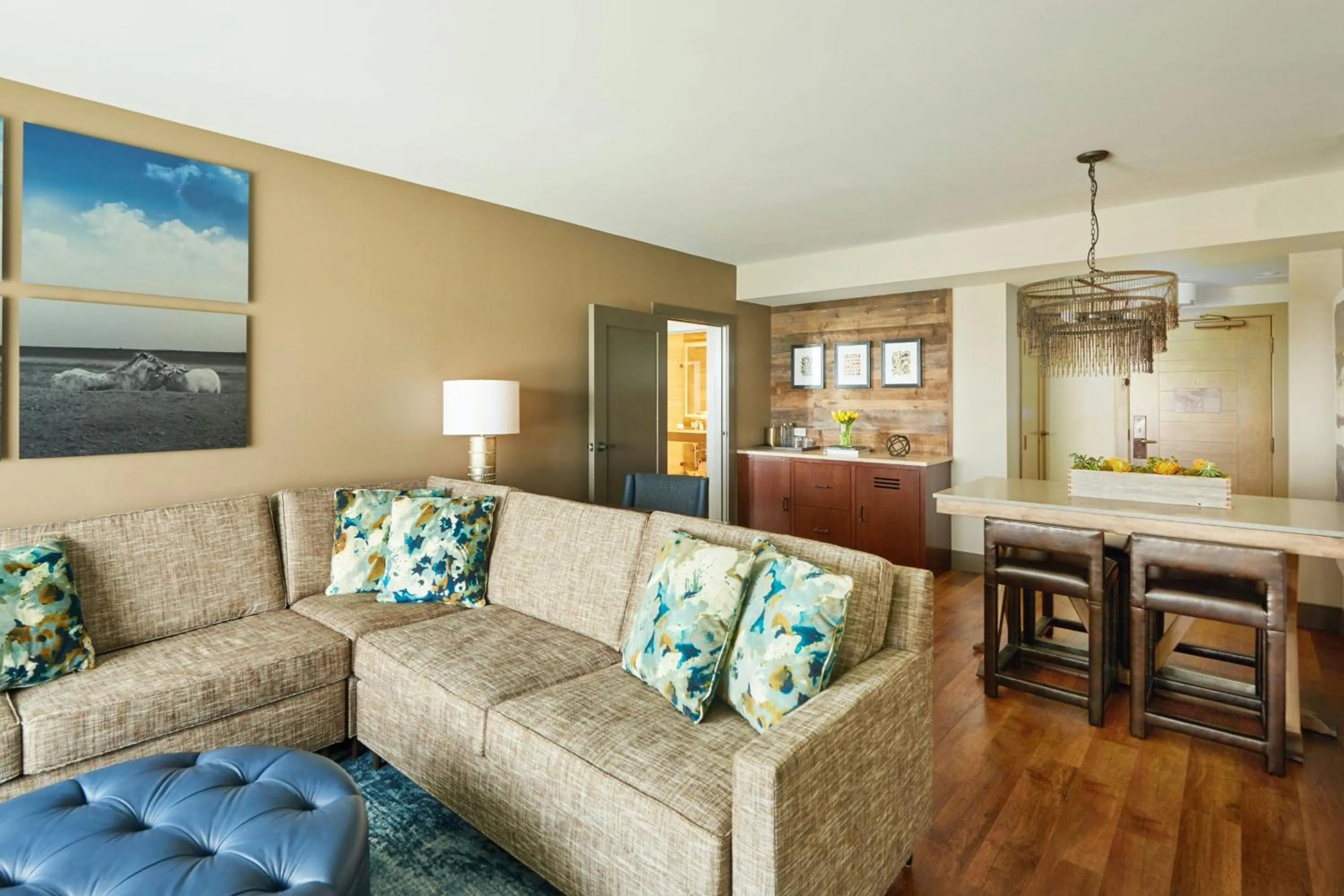 King Suite in The Stella Hotel, Autograph Collection