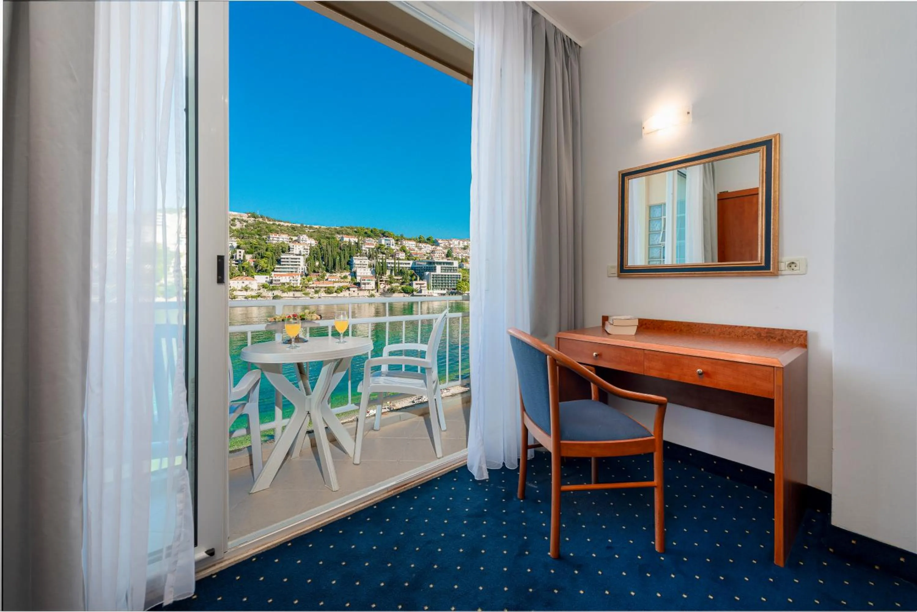 Double/Twin Room with Balcony and Sea View in Hotel Vis
