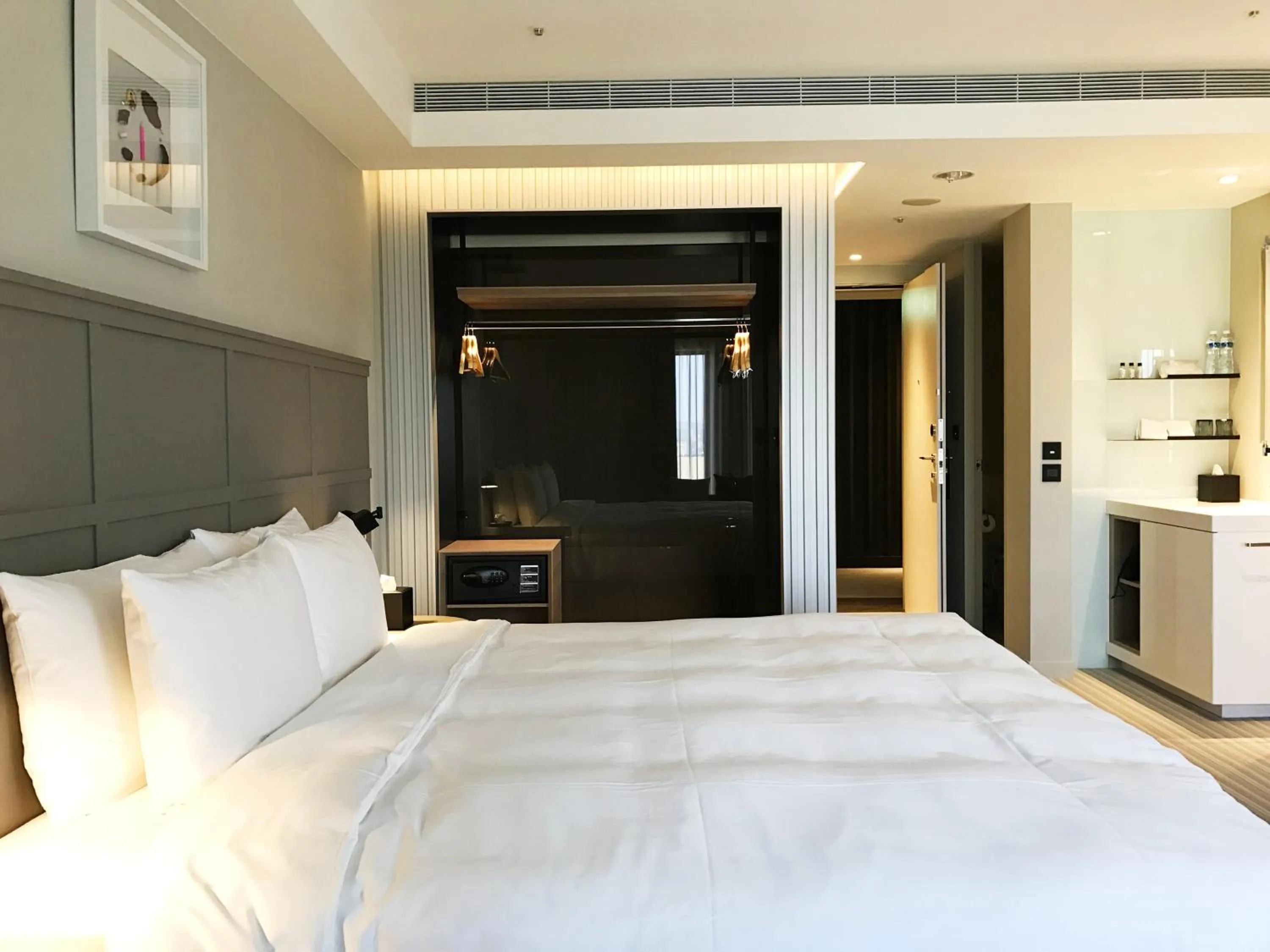 Deluxe Double Room with Bath in Greet Inn