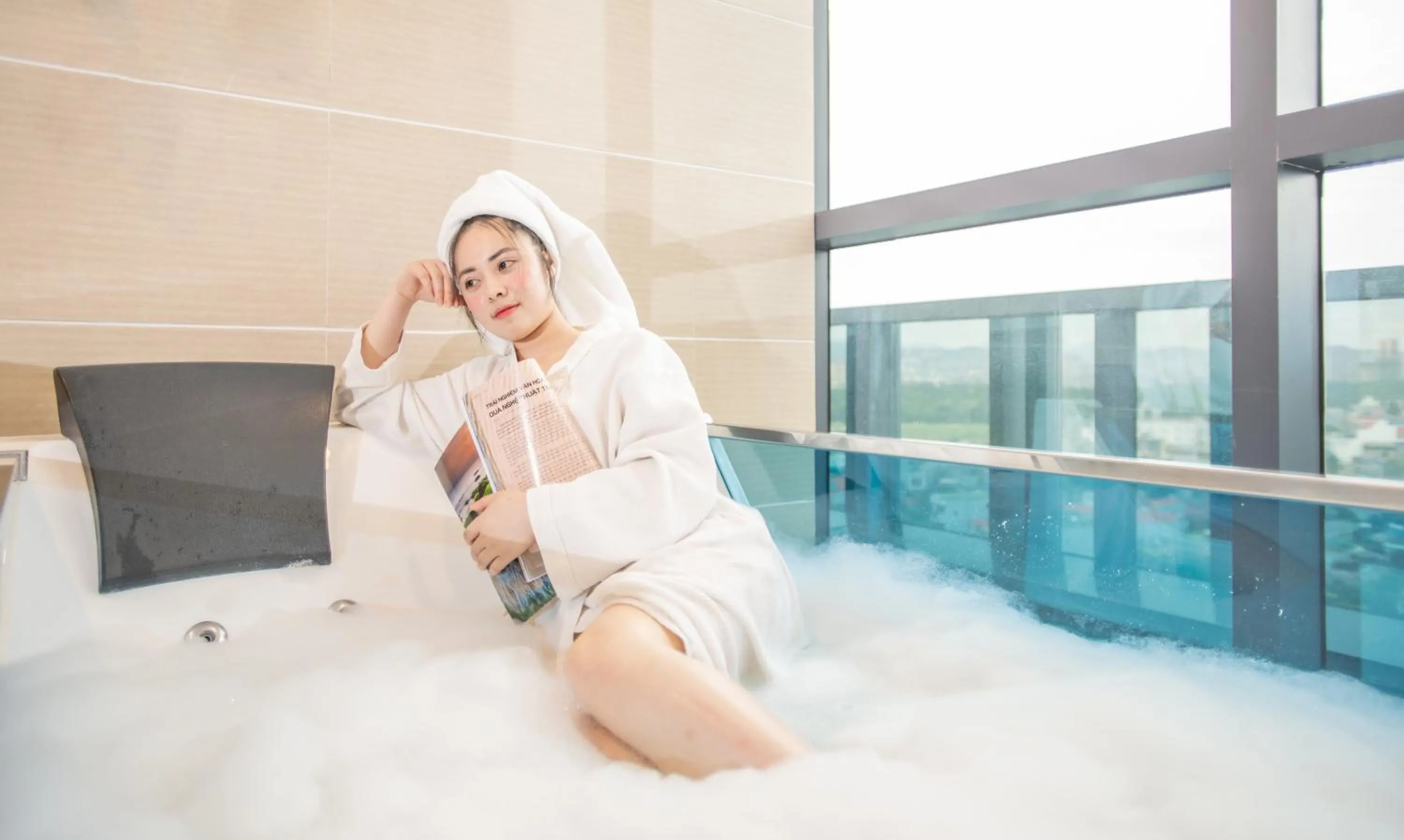 King Suite with Spa Bath - single occupancy in Bien Bac Hotel