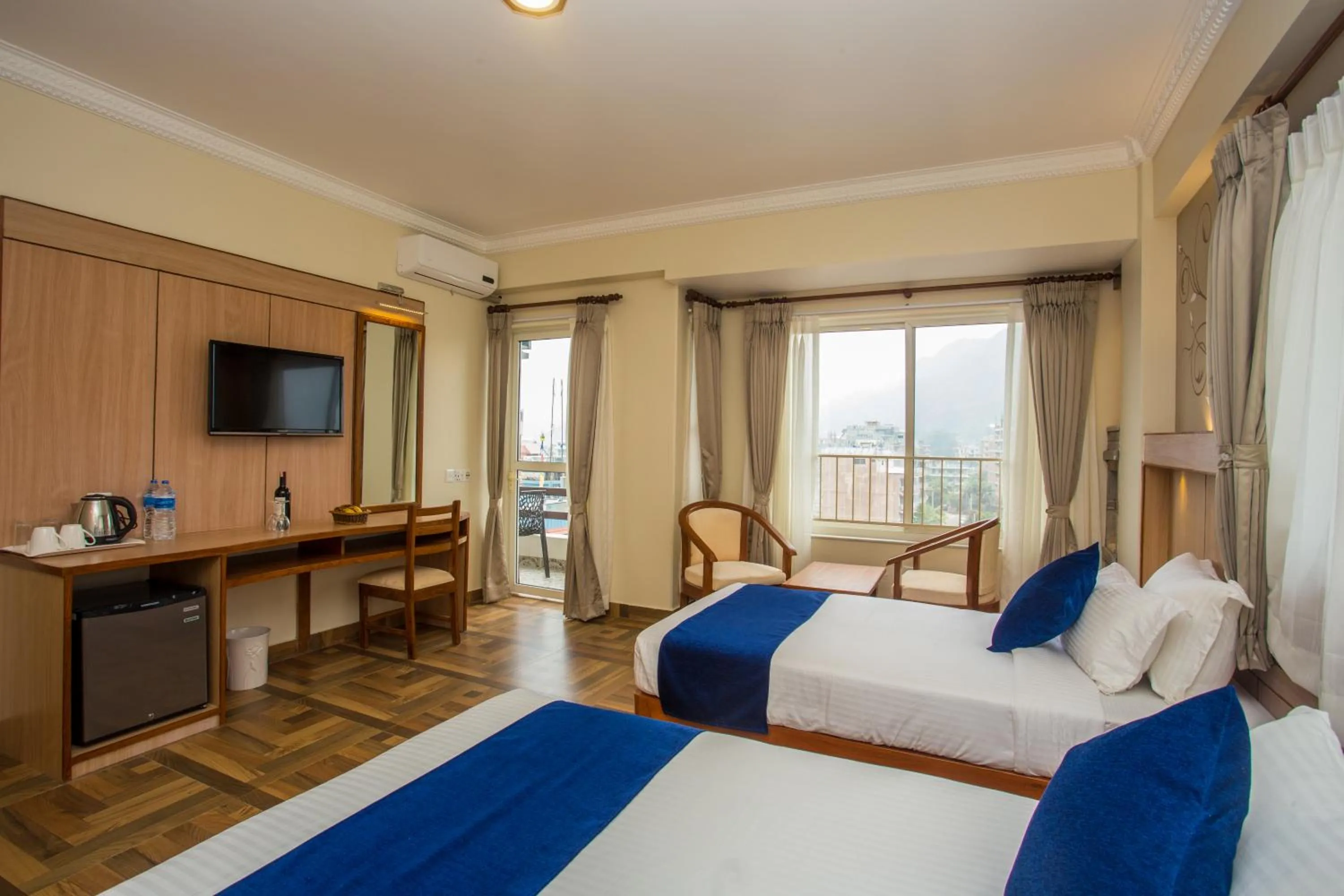 Super Deluxe Twin Room- Lake/Mountain Facing in Hotel White Pearl