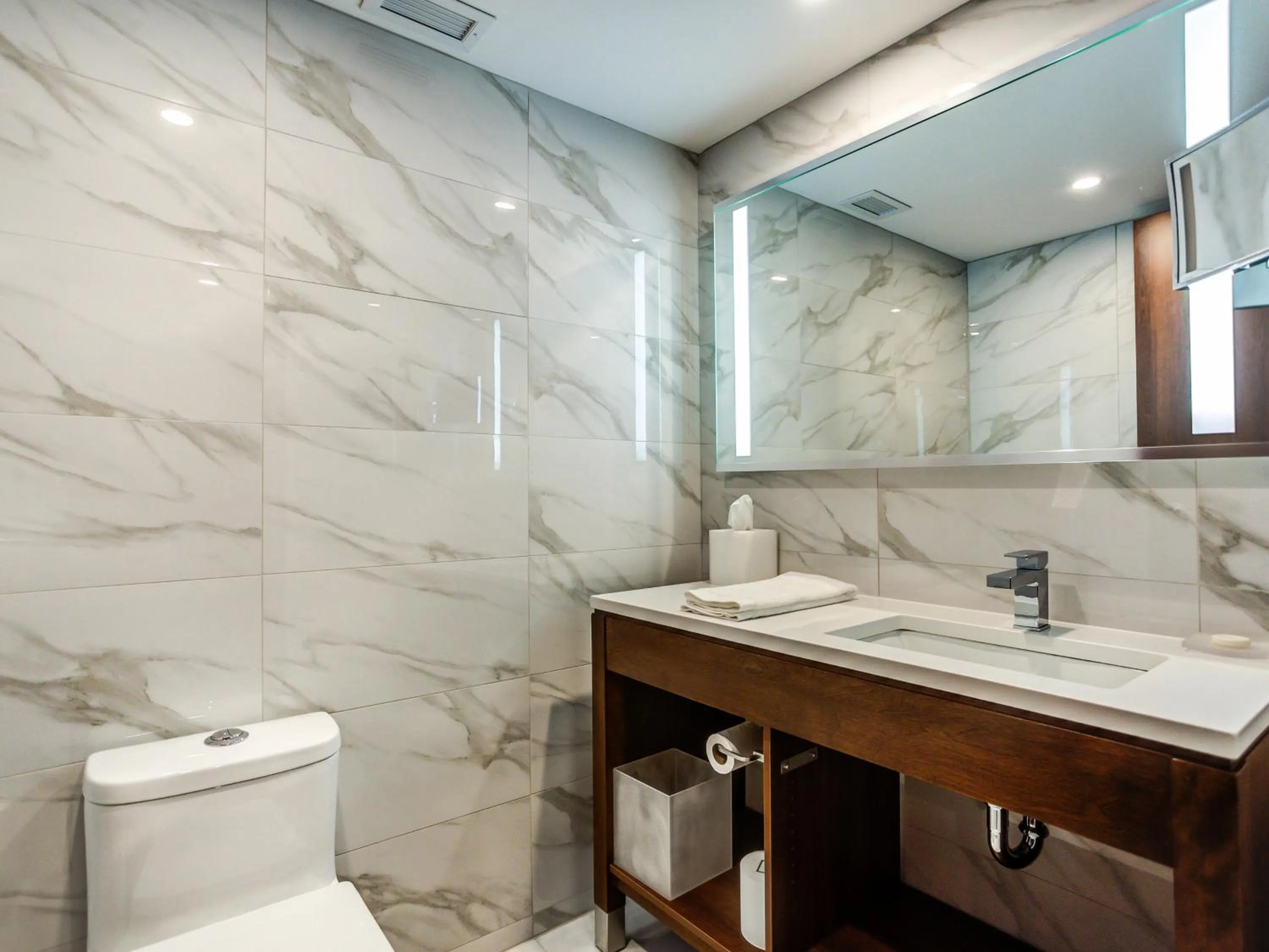 Superior Queen Room with Two Queen Beds - single occupancy in OTL Gouverneur Saguenay