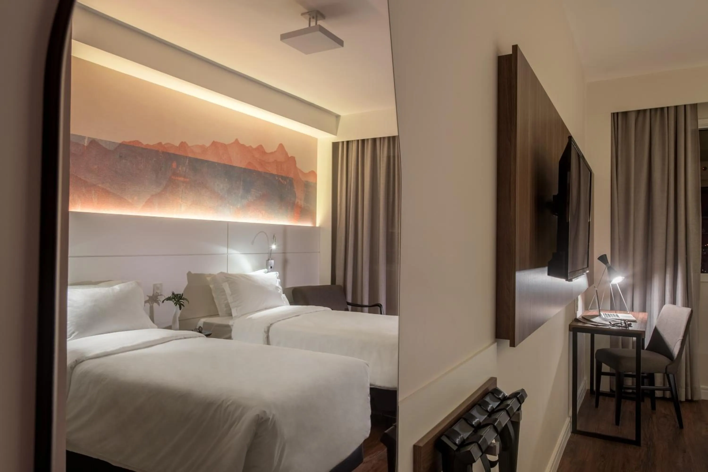 Luxury Superior Quadruple - 1 Queen Bed and 2 Single Beds in Intercity Porto Alegre Cidade Baixa