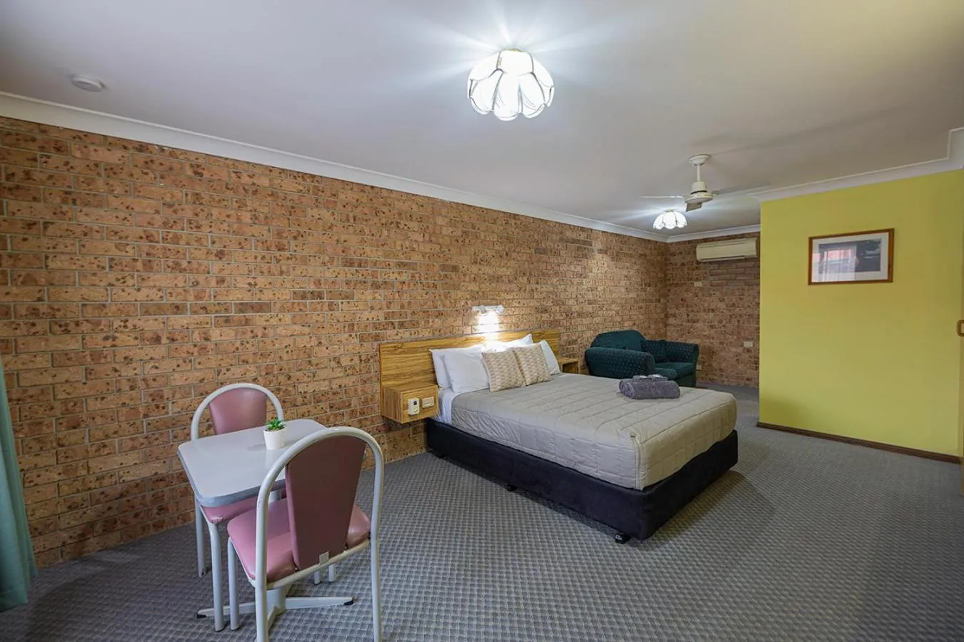 Deluxe Queen Room - single occupancy in Alyn Motel