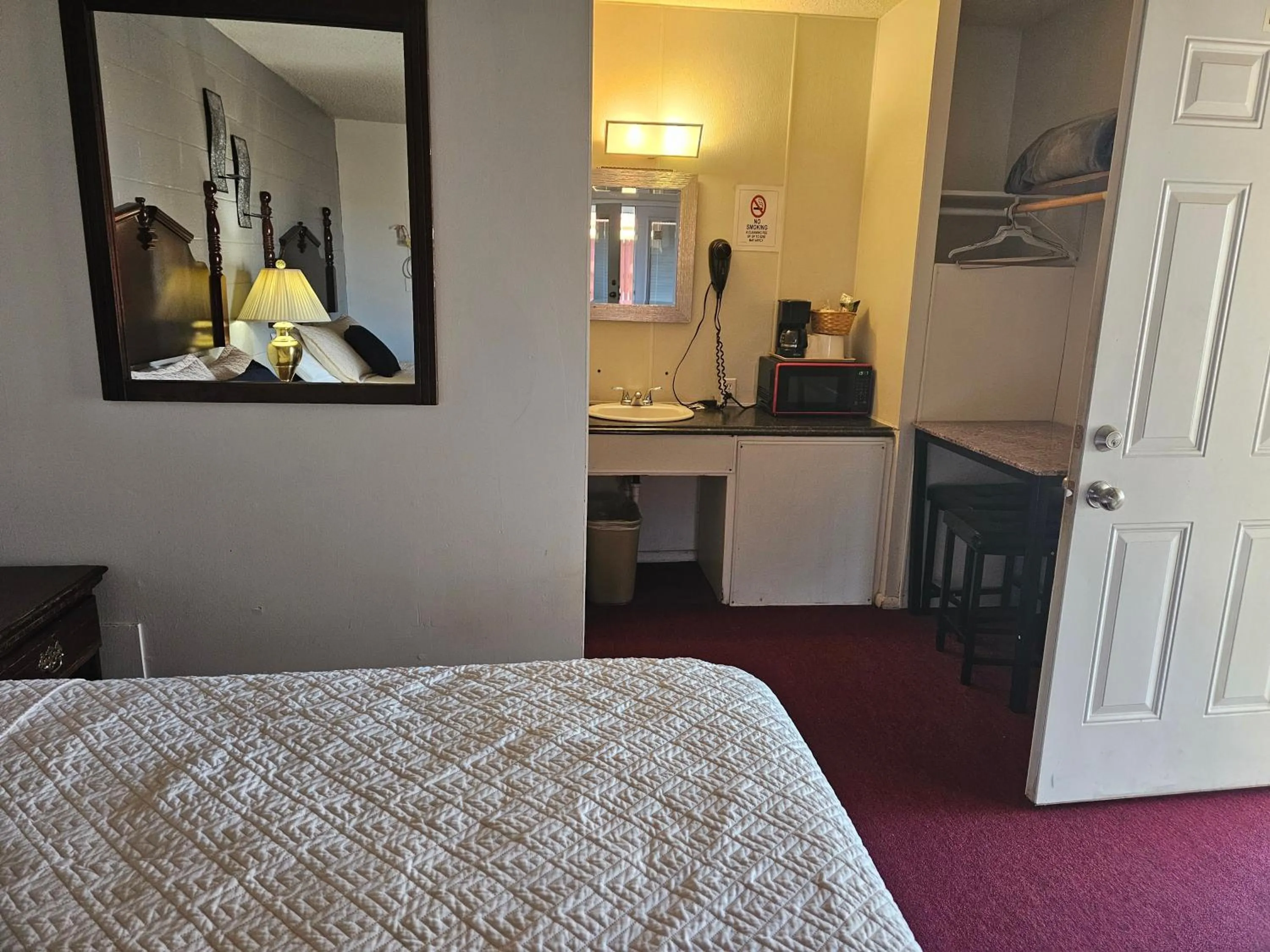 Queen Room with Two Queen Beds - Non-Smoking in Knights Inn Fairview