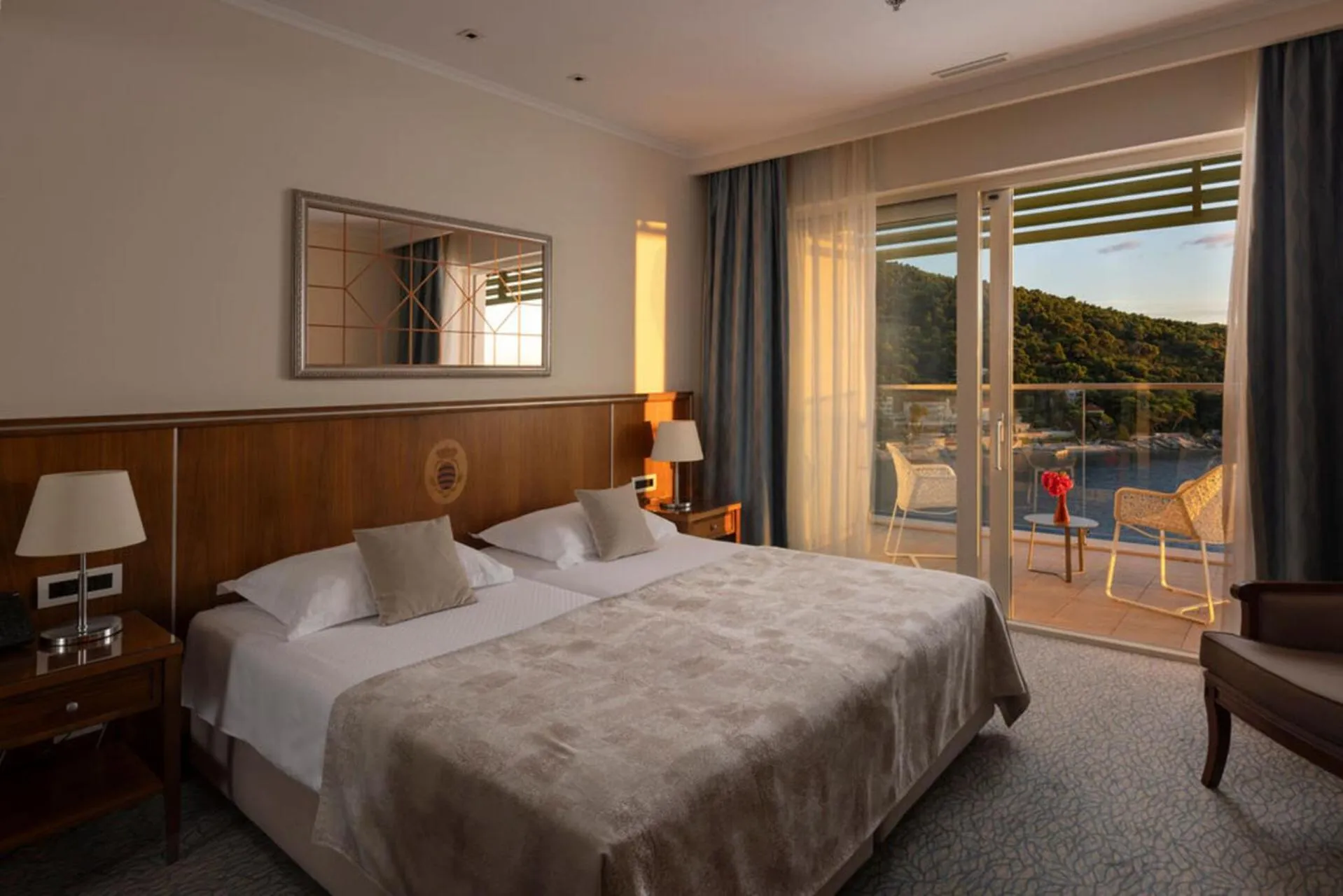Deluxe Suite with Terrace and Sea View in Hotel More