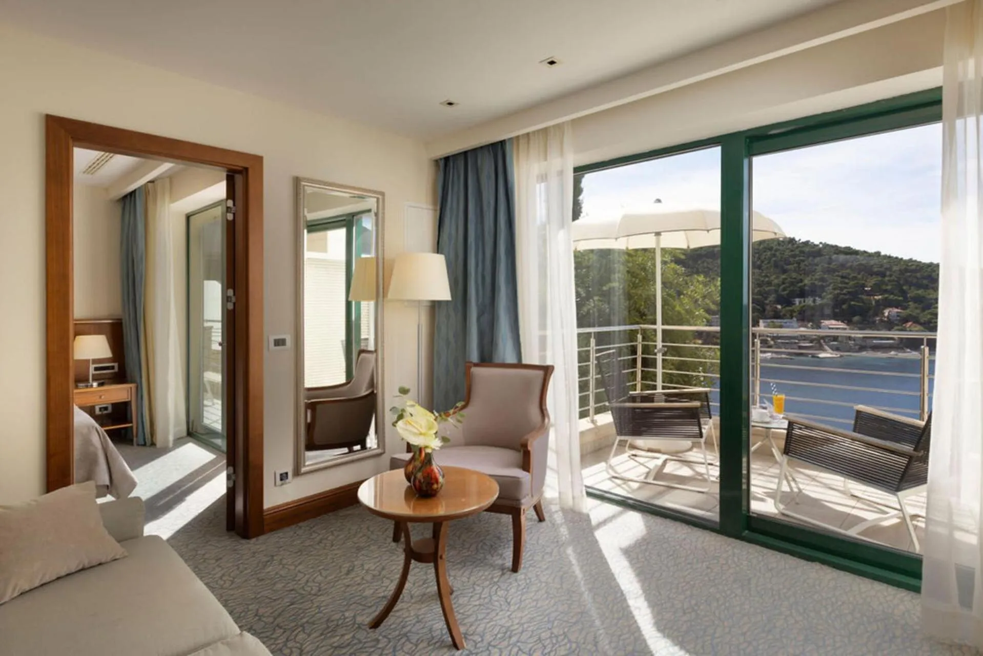 Suite with Balcony and Partial Sea View in Hotel More