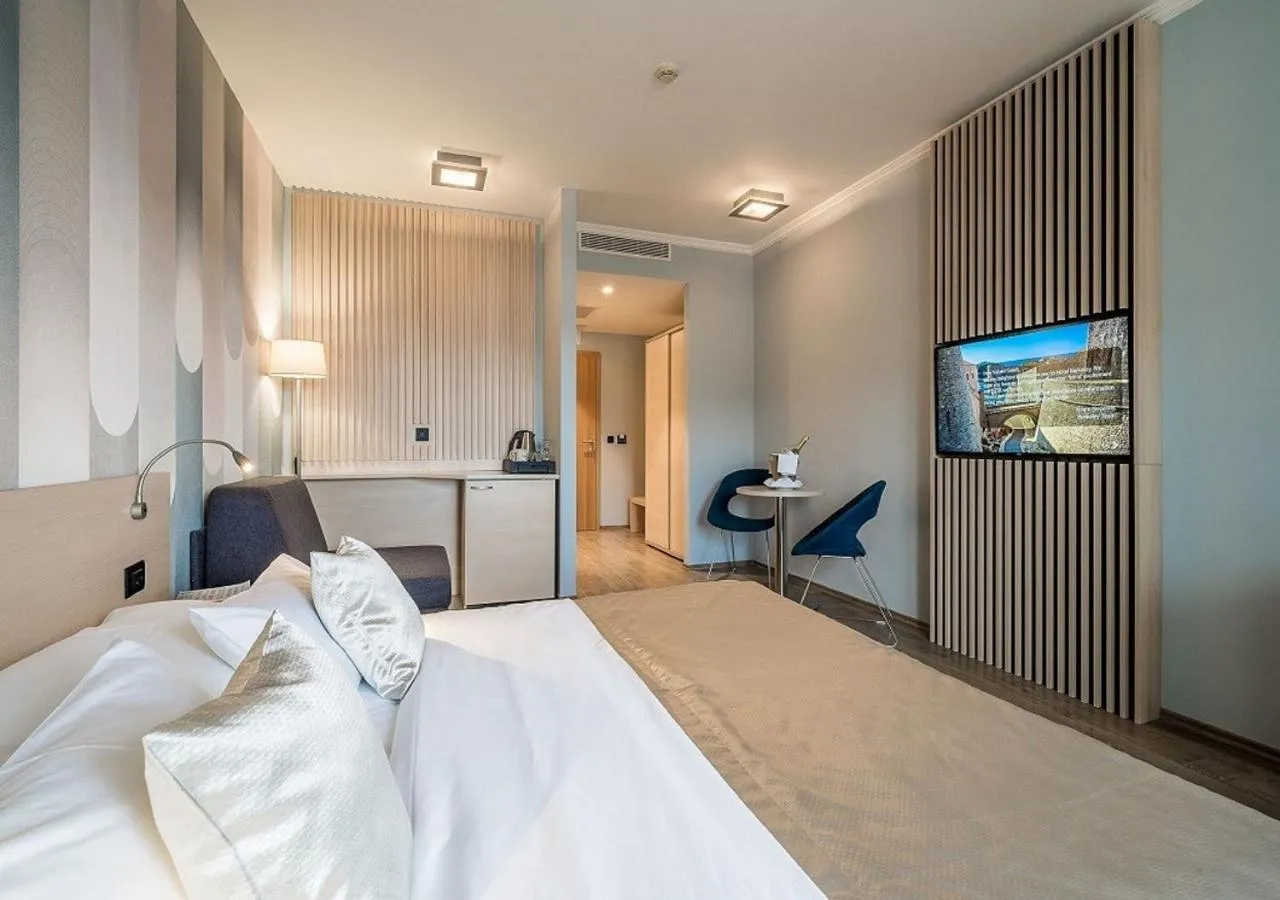 Superior Double Room with Balcony and Sea View in Berkeley Hotel