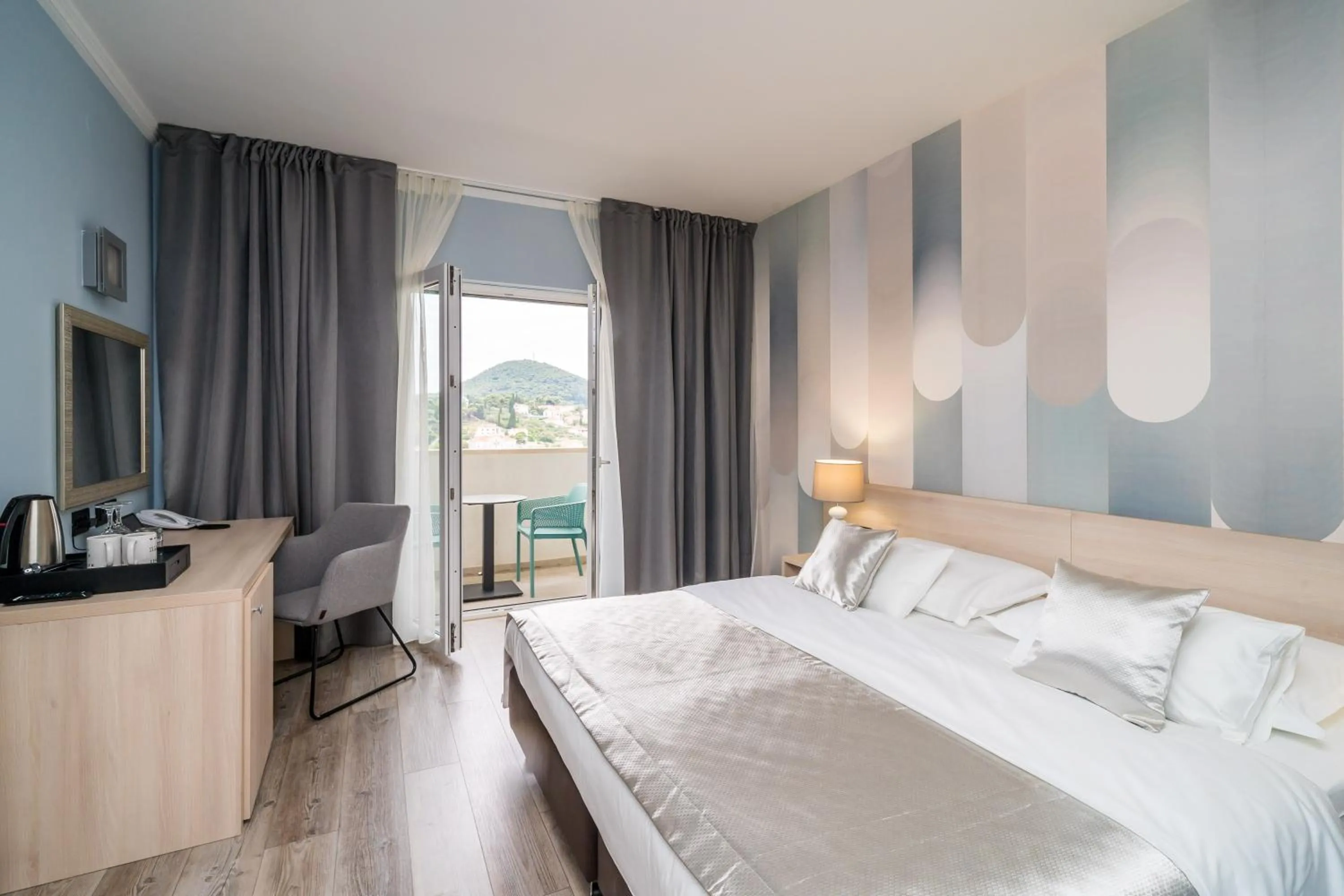 Double Room with Balcony and Sea View in Berkeley Hotel