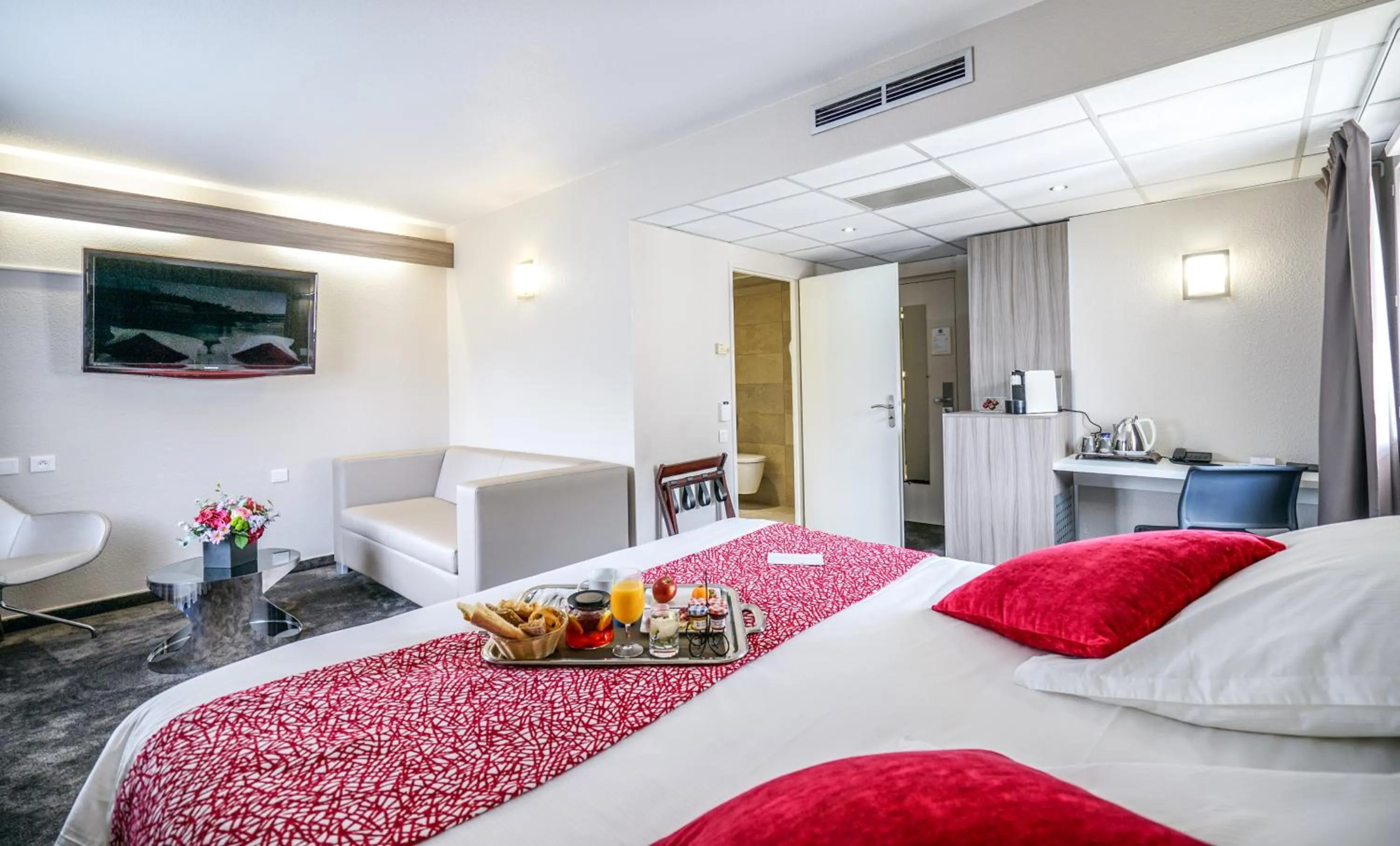 Junior King Suite with Sofa Bed in Hôtel Saphir Lyon