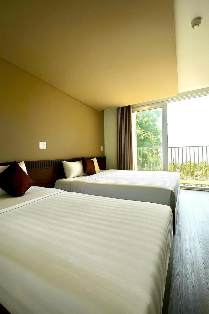 Deluxe Triple Room with Sea View in Rich Hotel