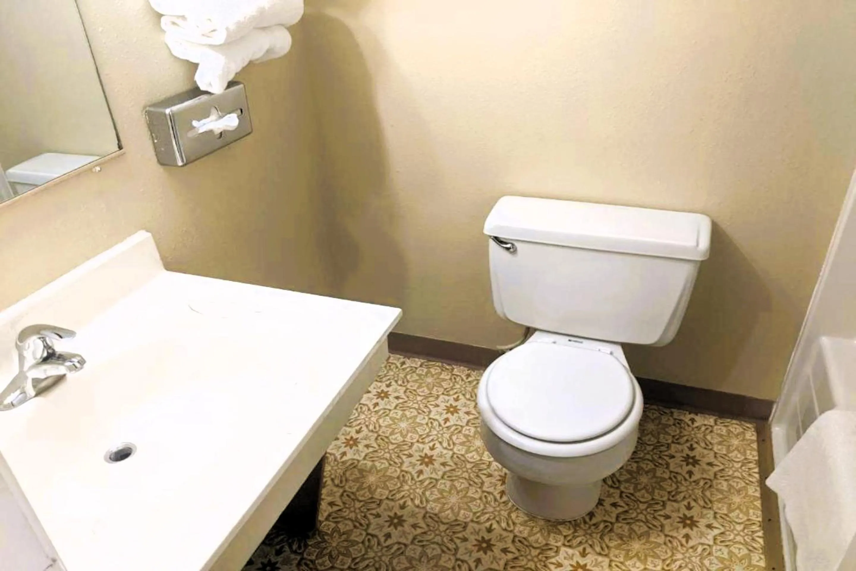 Queen Bed in Love Hotels Kadoka by OYO at Badlands SD