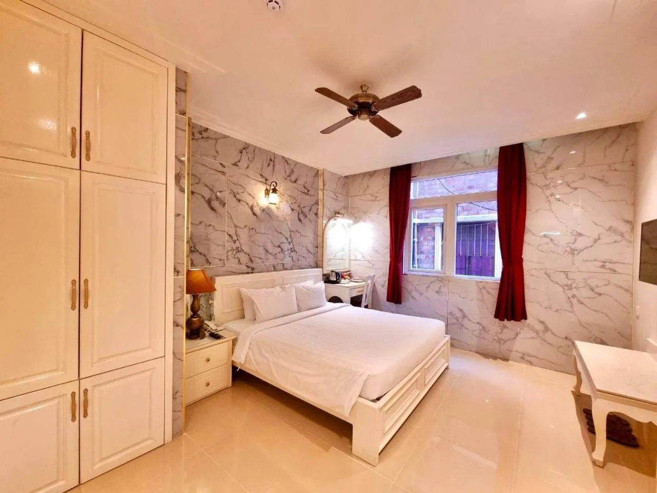 Deluxe Double Room in Tulip Hotel 3